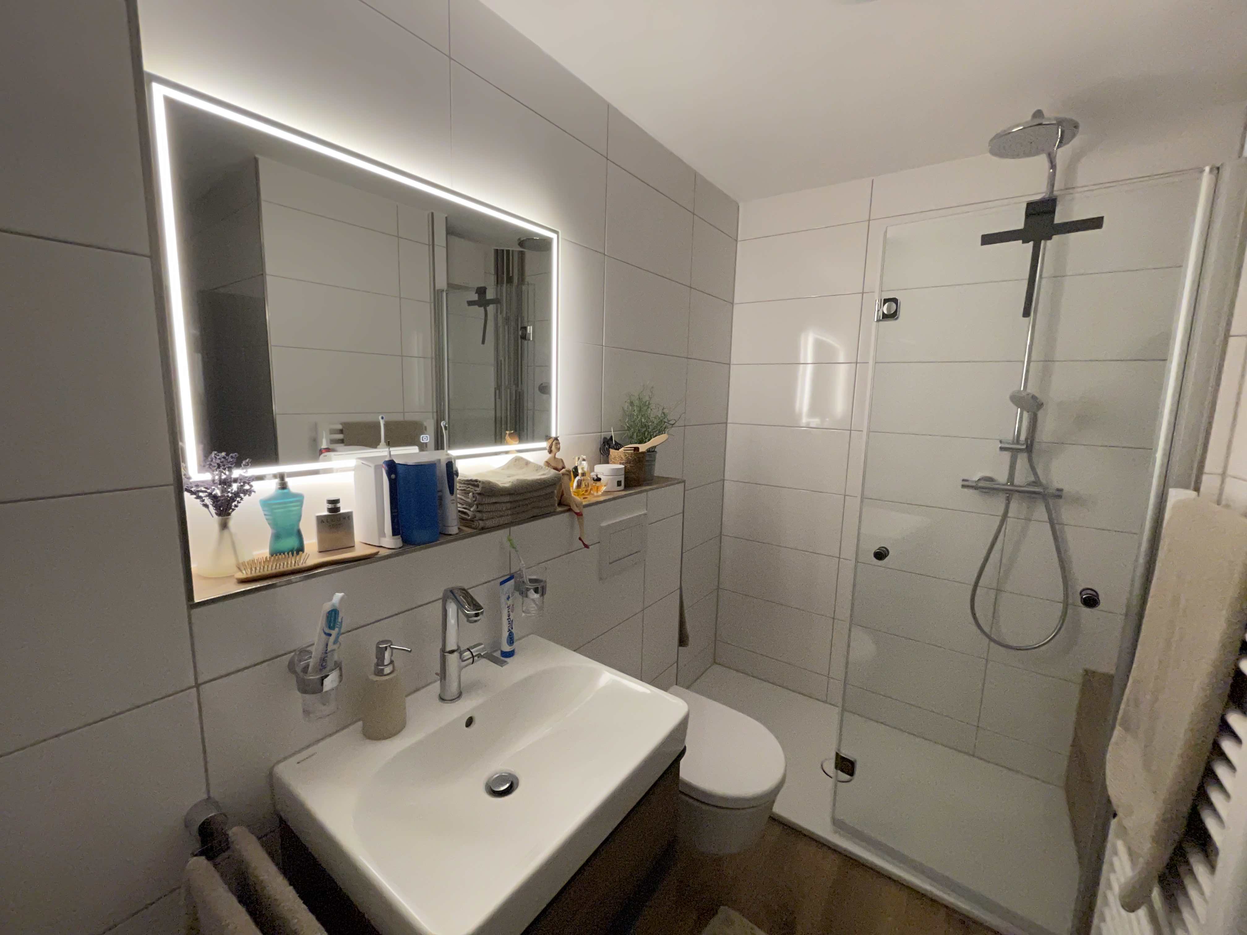 Renovierung eines kleinen Badezimmers in Rheinberg mit Holzfliesen – Titelbild