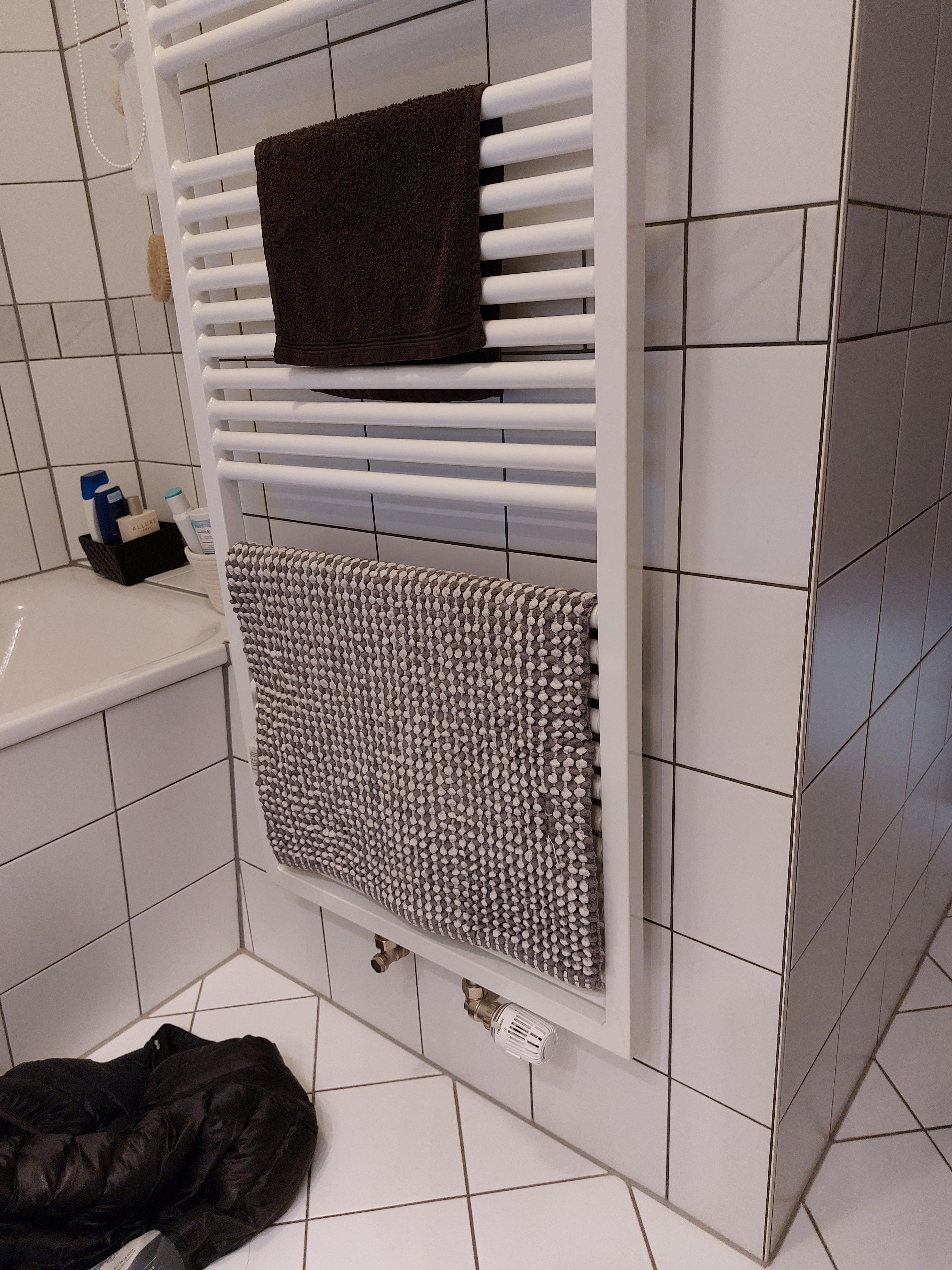 Renovierung eines kleinen Badezimmers in Rheinberg mit Holzfliesen – Vorher Bild 2