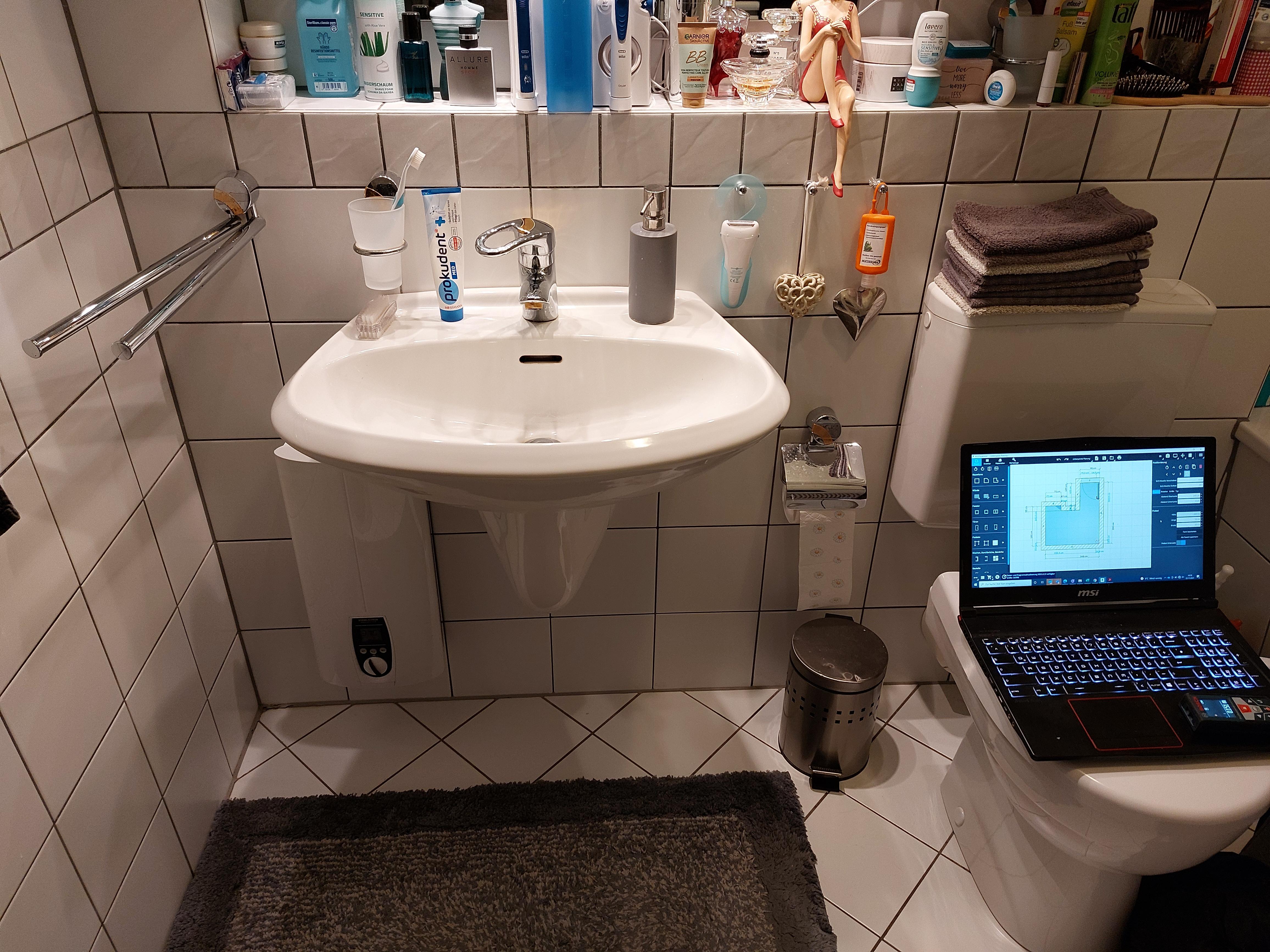 Renovierung eines kleinen Badezimmers in Rheinberg mit Holzfliesen – Vorher Bild 5