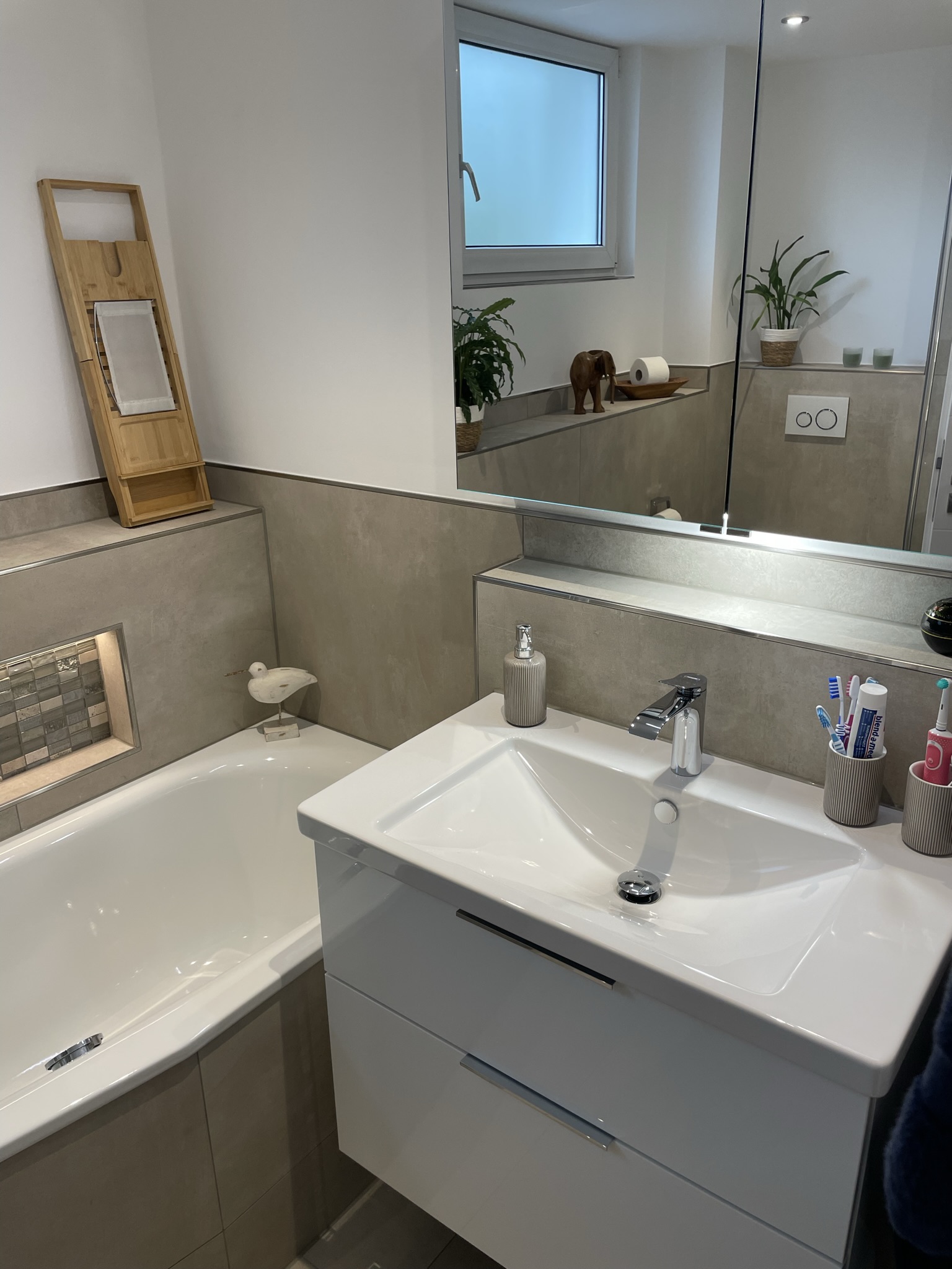 Hochwertiges Bad auf kleinem Raum mit elektrischer Fußbodenheizung – Nachher Bild 12