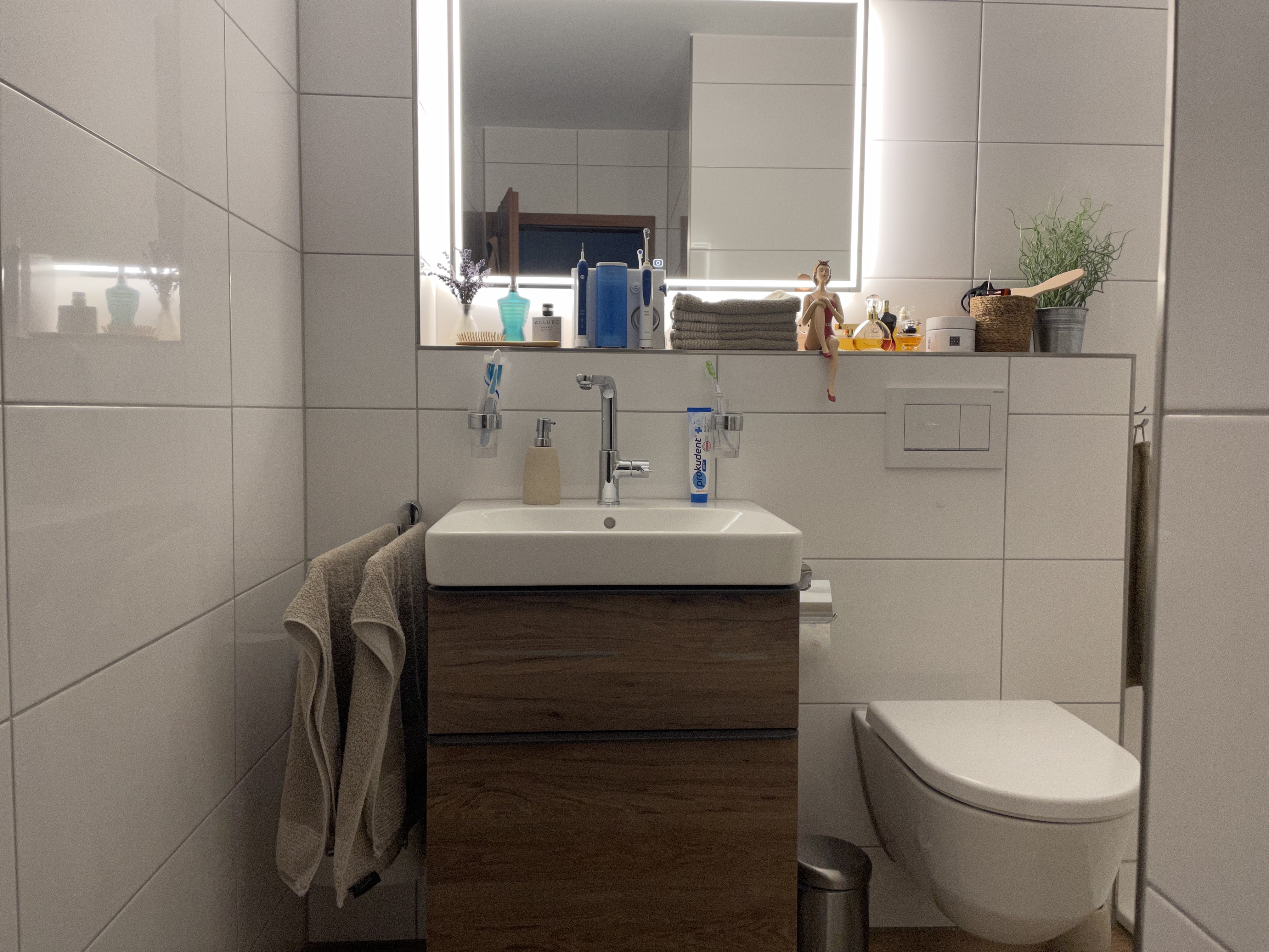 Renovierung eines kleinen Badezimmers in Rheinberg mit Holzfliesen – Nachher Bild 5