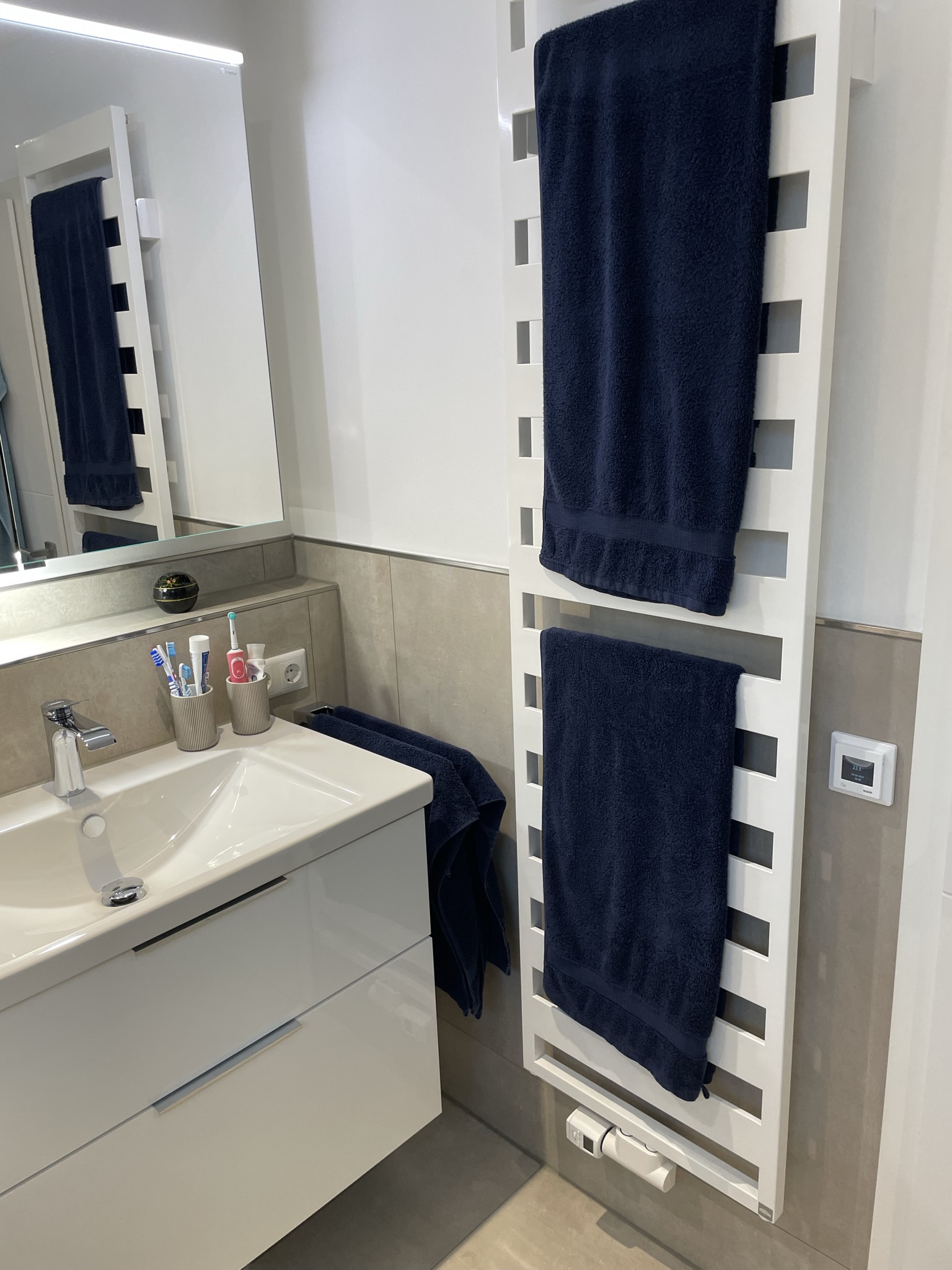 Hochwertiges Bad auf kleinem Raum mit elektrischer Fußbodenheizung – Nachher Bild 15