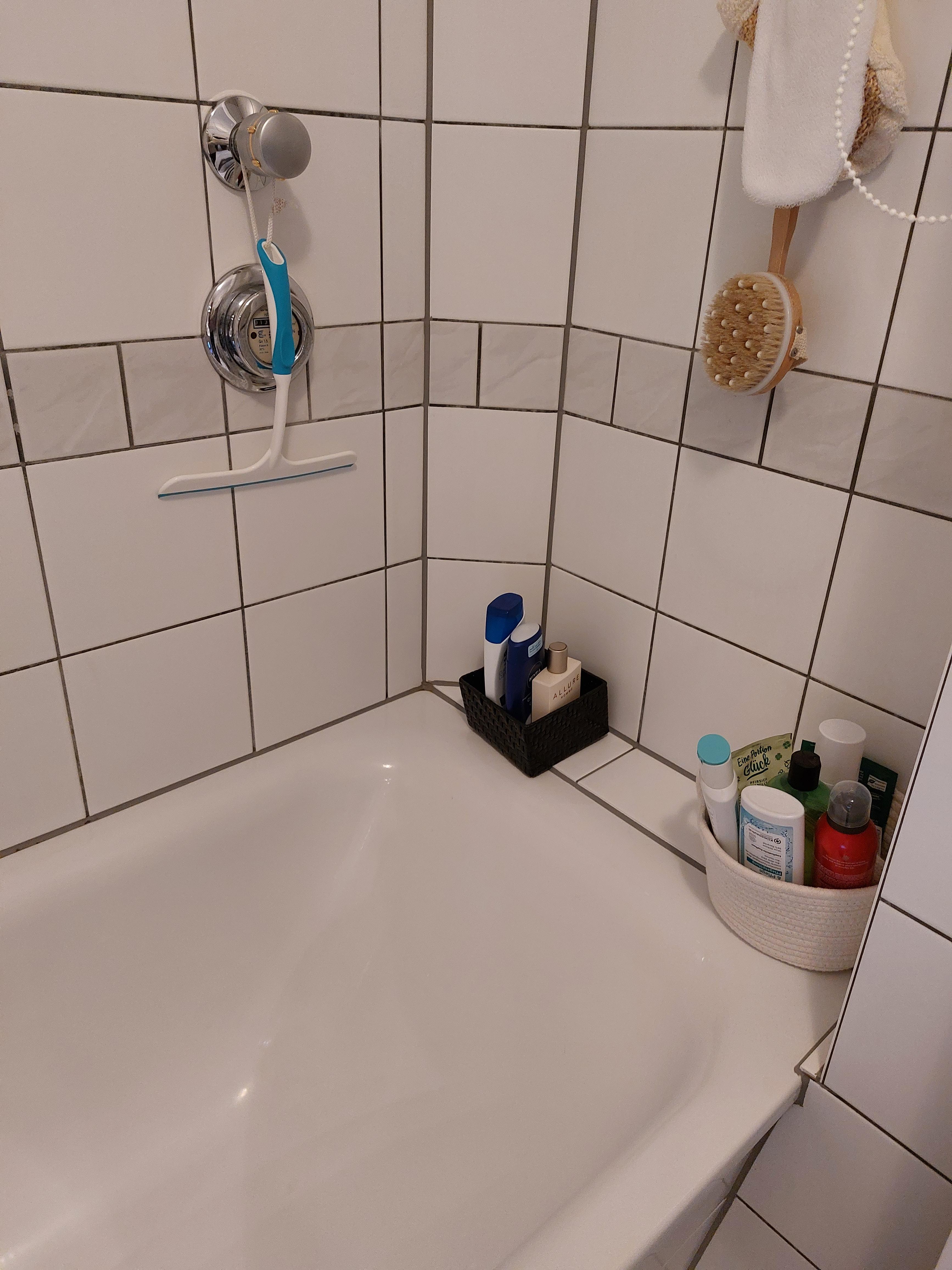 Renovierung eines kleinen Badezimmers in Rheinberg mit Holzfliesen – Vorher Bild 3