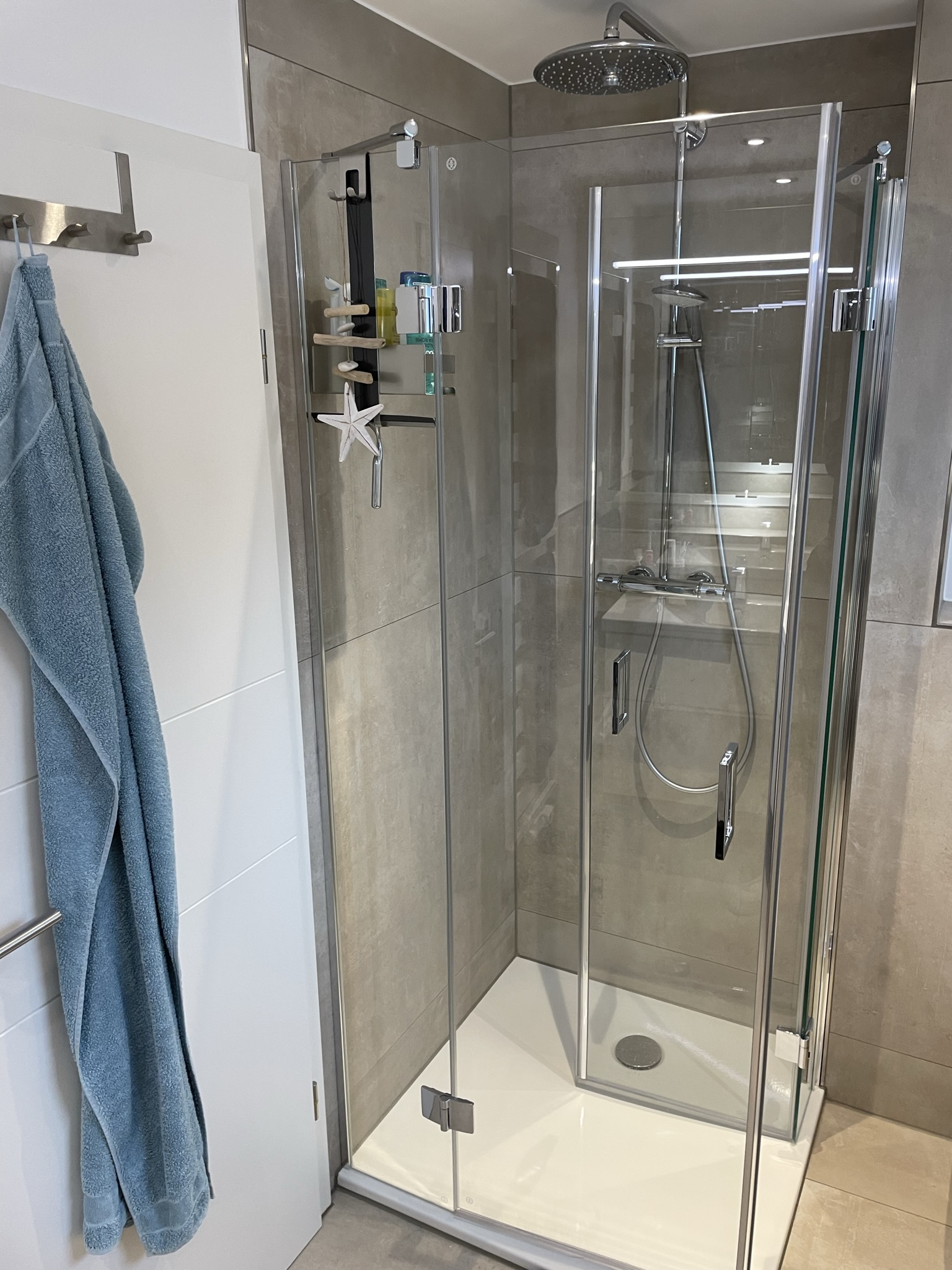 Hochwertiges Bad auf kleinem Raum mit elektrischer Fußbodenheizung – Nachher Bild 10