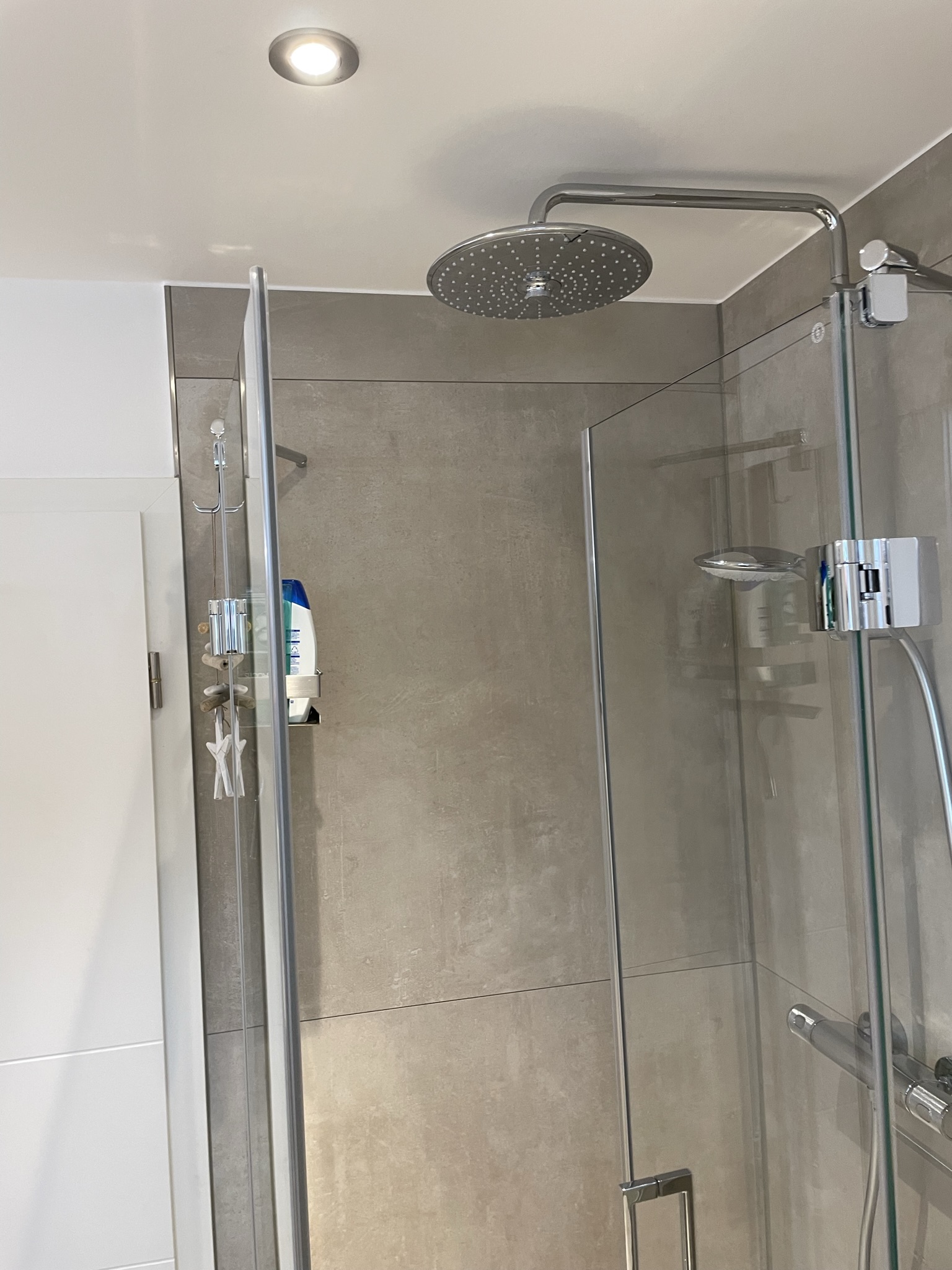 Hochwertiges Bad auf kleinem Raum mit elektrischer Fußbodenheizung – Nachher Bild 5