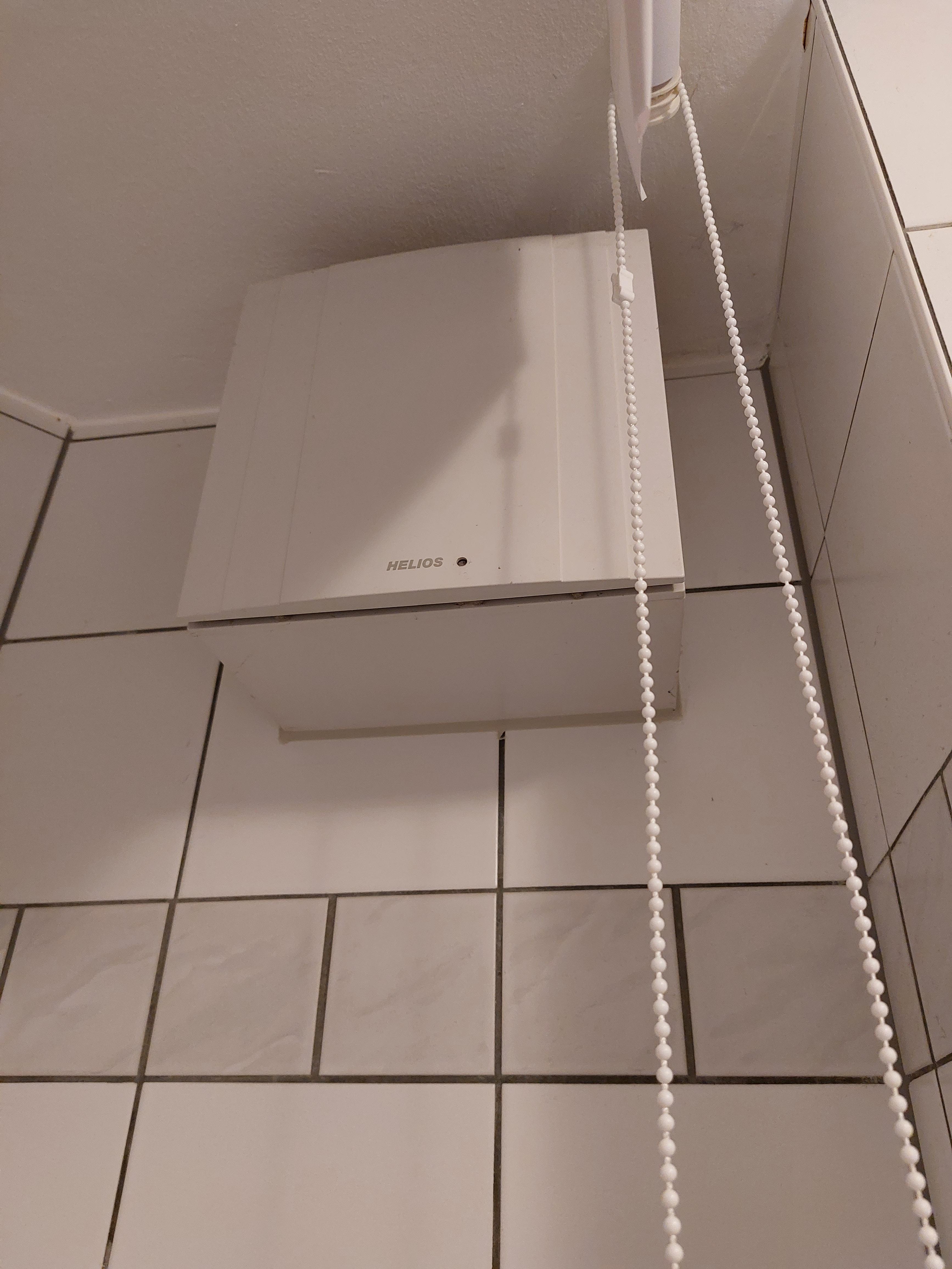 Renovierung eines kleinen Badezimmers in Rheinberg mit Holzfliesen – Vorher Bild 4