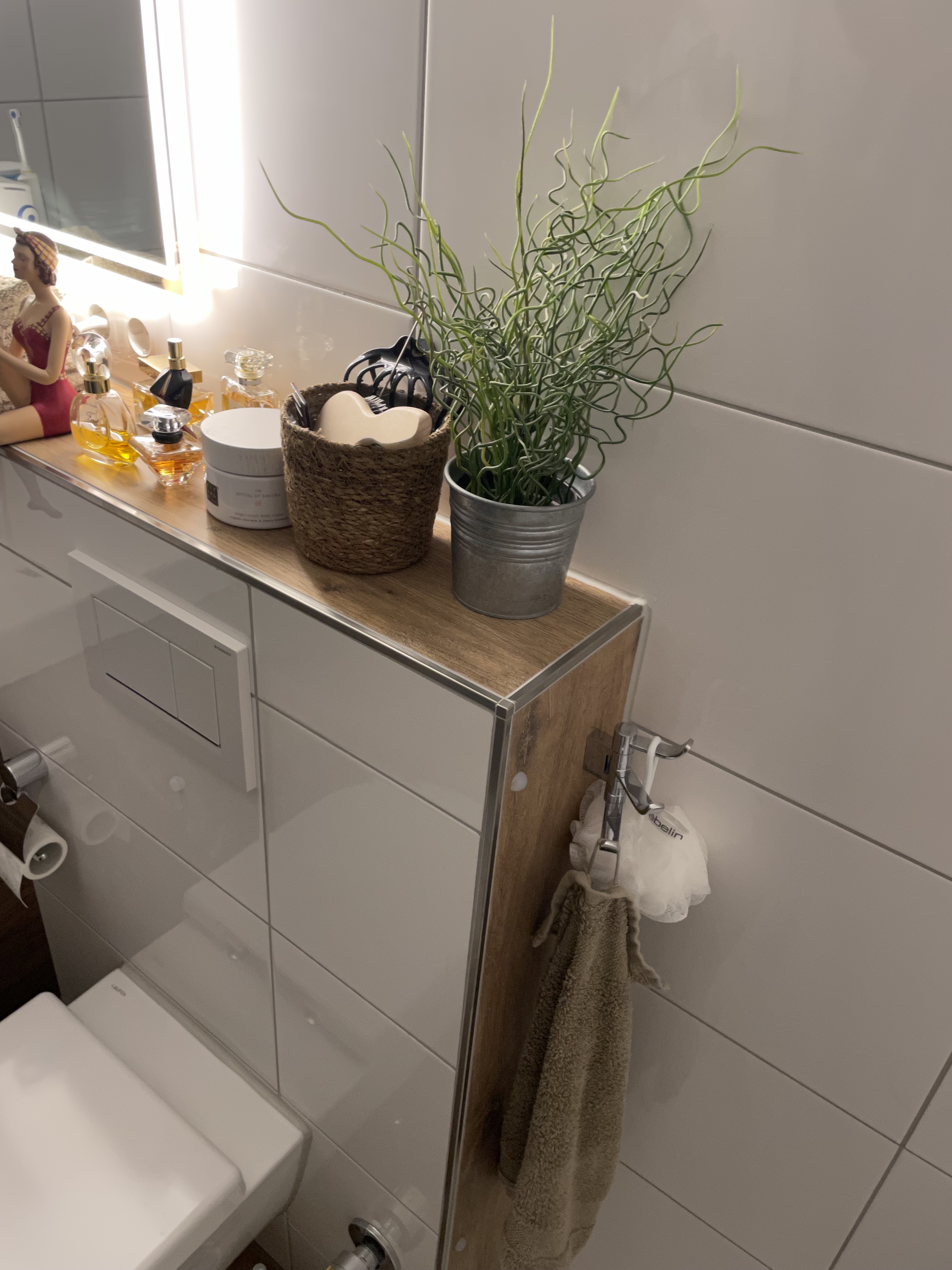 Renovierung eines kleinen Badezimmers in Rheinberg mit Holzfliesen – Nachher Bild 3