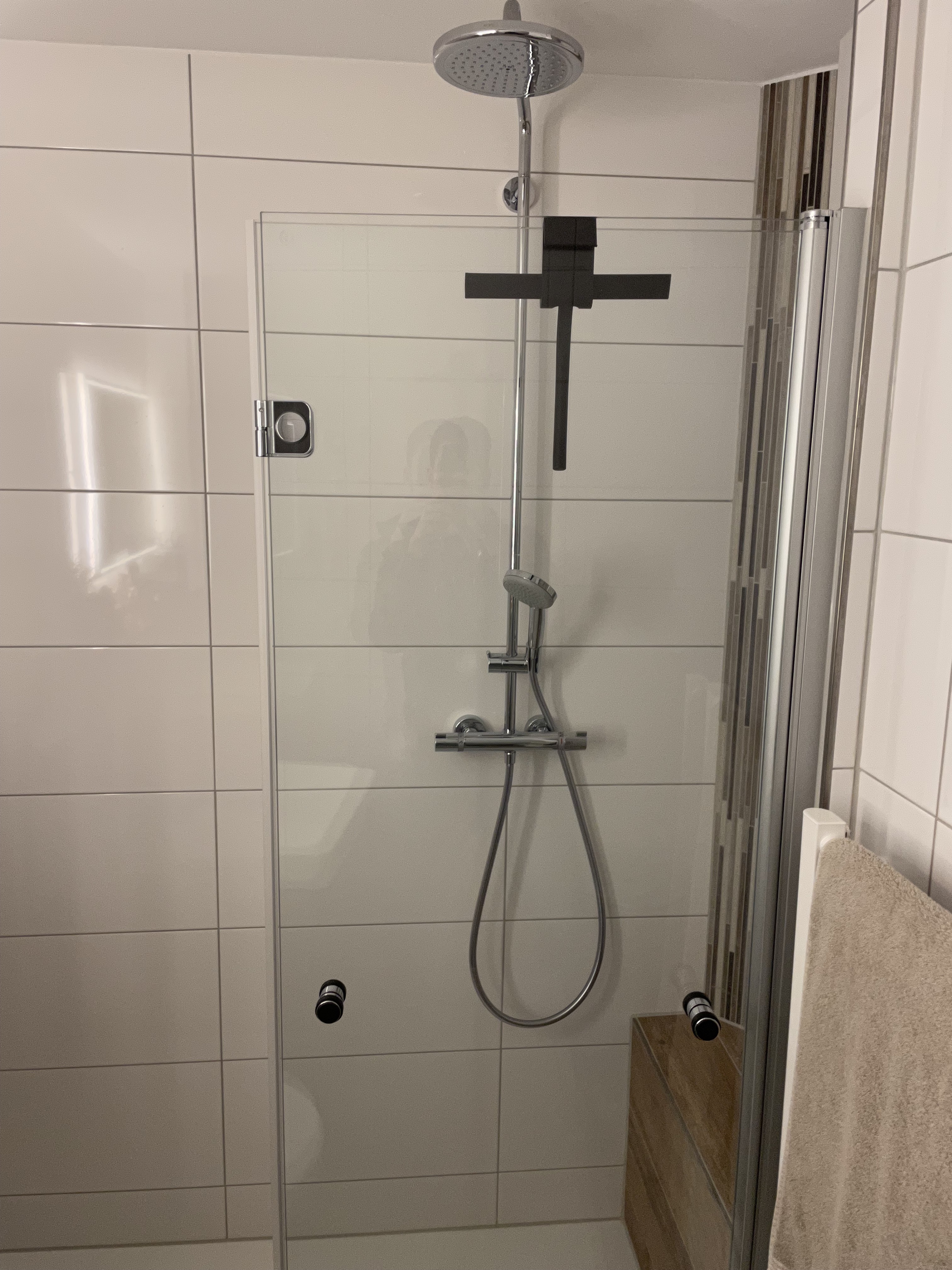 Renovierung eines kleinen Badezimmers in Rheinberg mit Holzfliesen – Nachher Bild 2