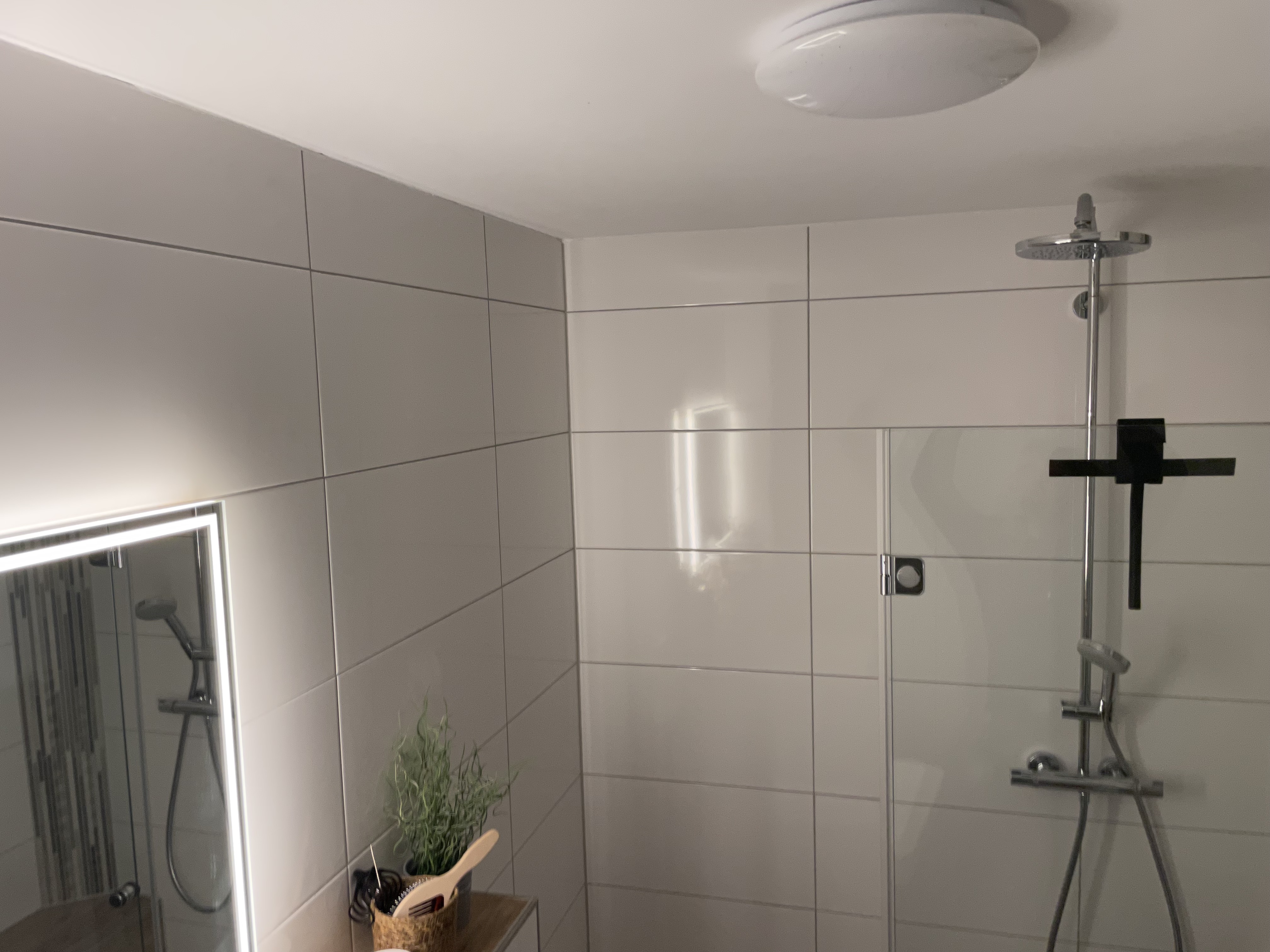 Renovierung eines kleinen Badezimmers in Rheinberg mit Holzfliesen – Nachher Bild 10