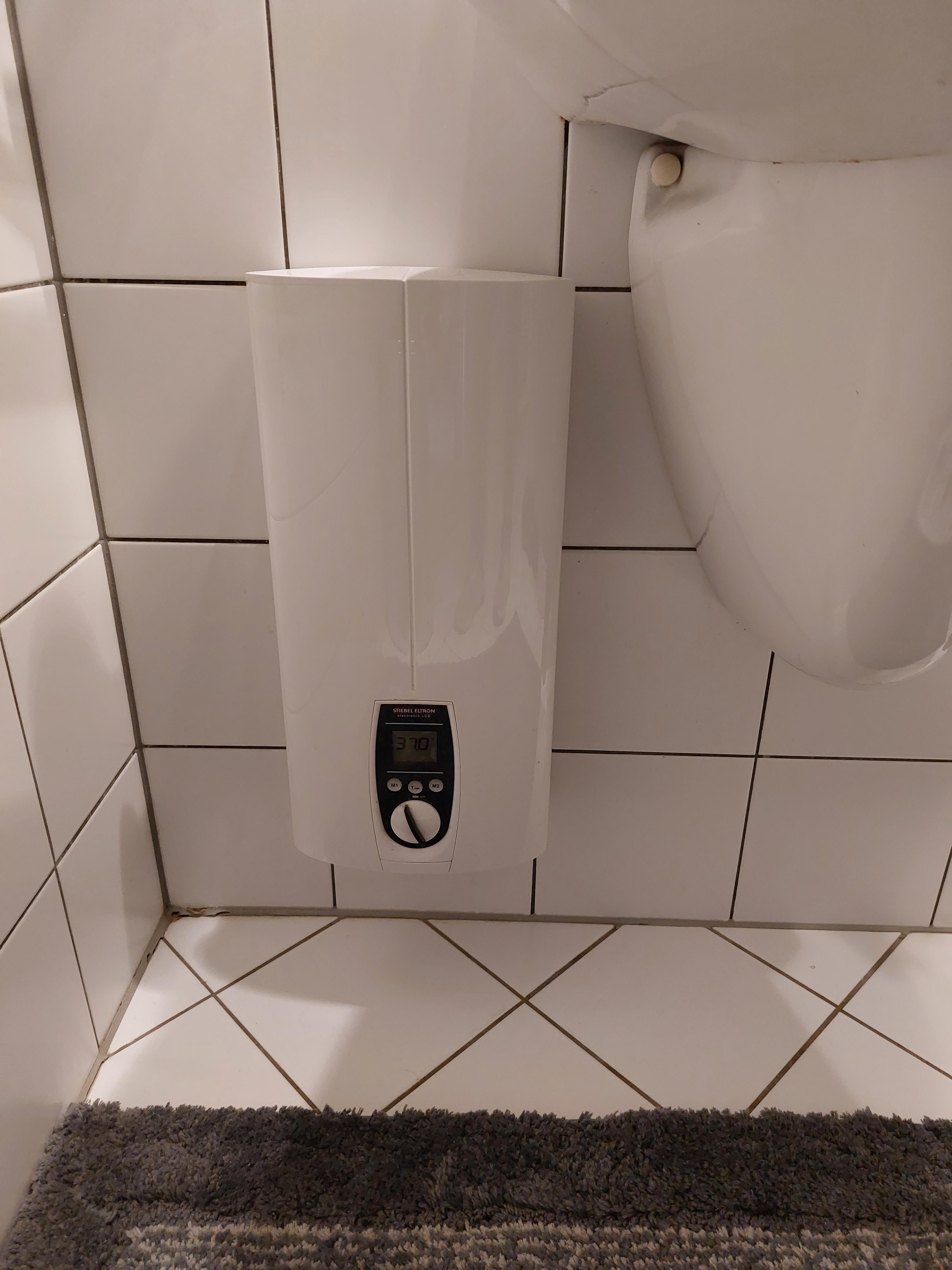 Renovierung eines kleinen Badezimmers in Rheinberg mit Holzfliesen – Vorher Bild 6