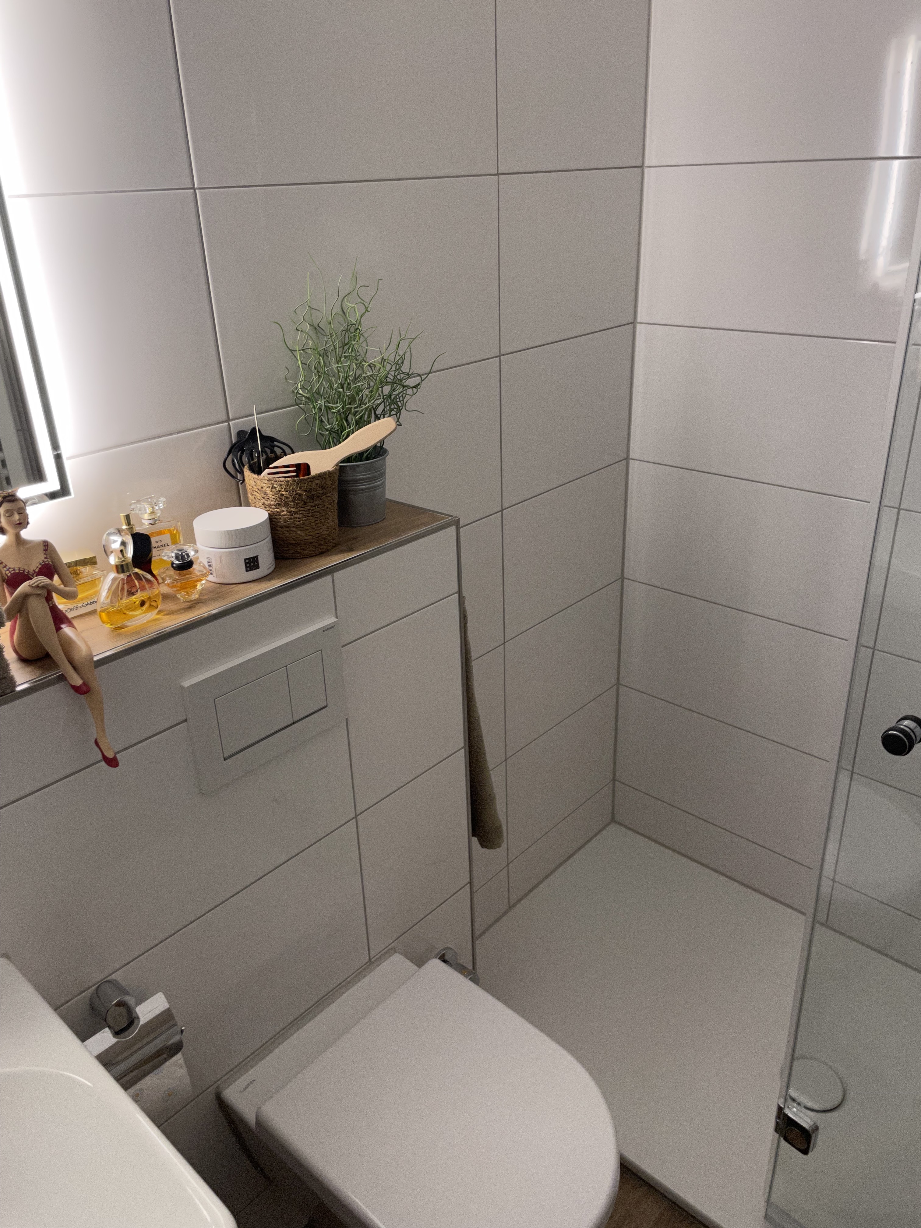 Renovierung eines kleinen Badezimmers in Rheinberg mit Holzfliesen – Nachher Bild 9