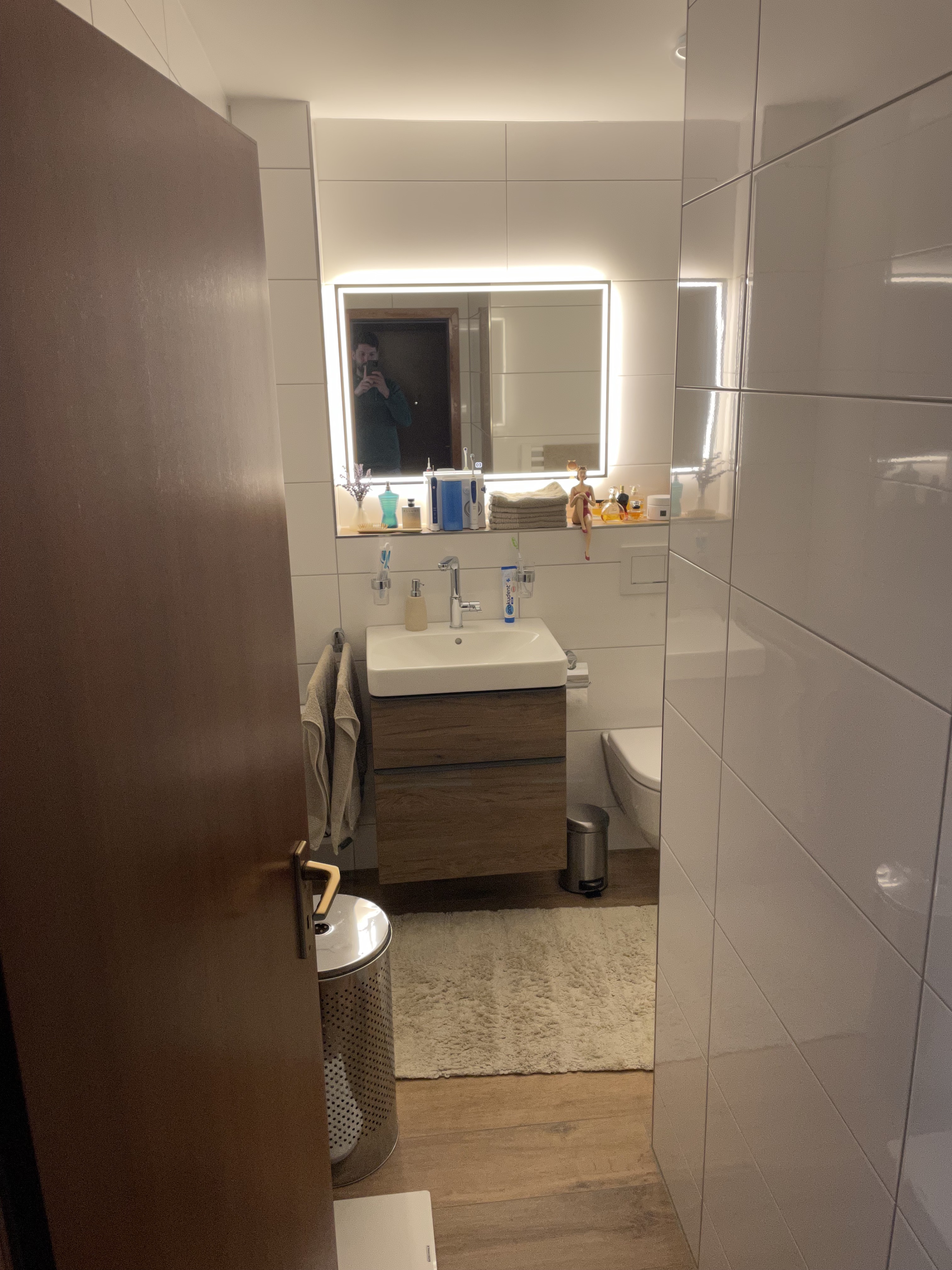 Renovierung eines kleinen Badezimmers in Rheinberg mit Holzfliesen – Nachher Bild 11