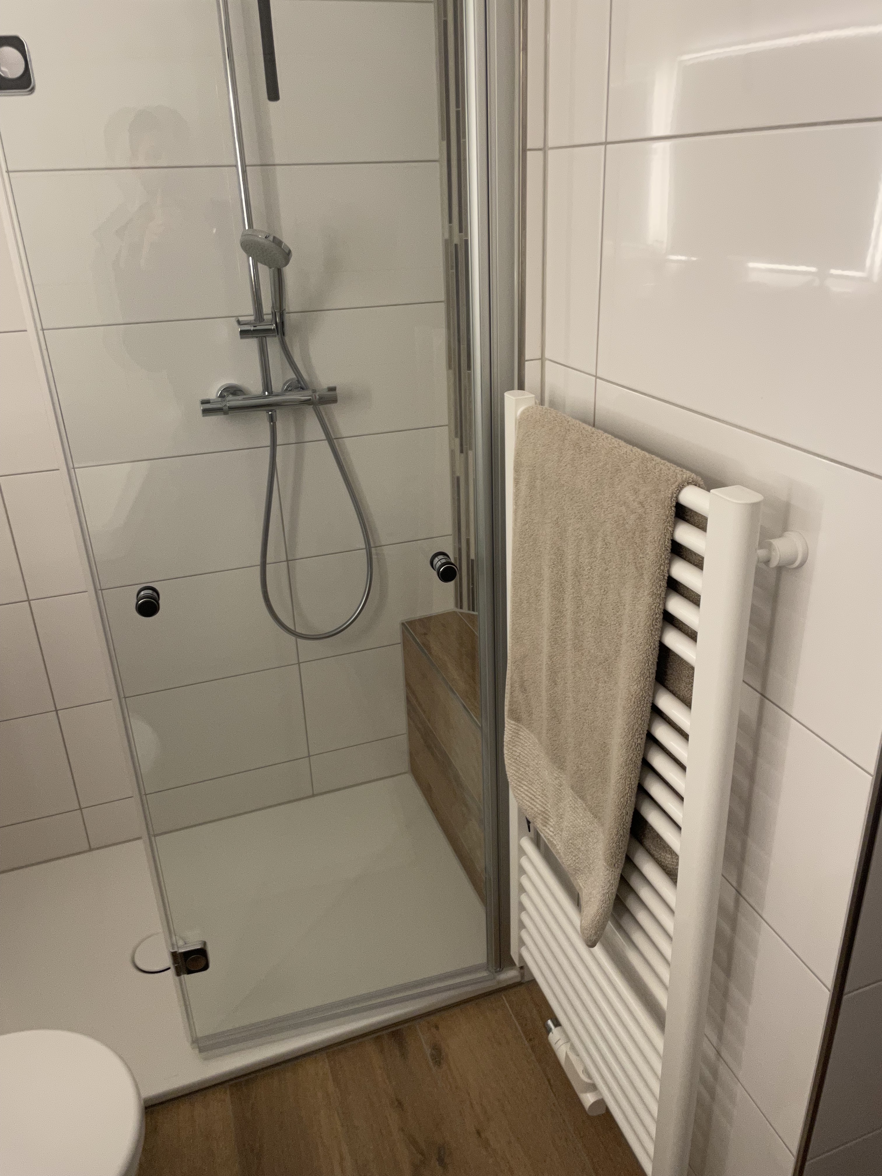 Renovierung eines kleinen Badezimmers in Rheinberg mit Holzfliesen – Nachher Bild 14