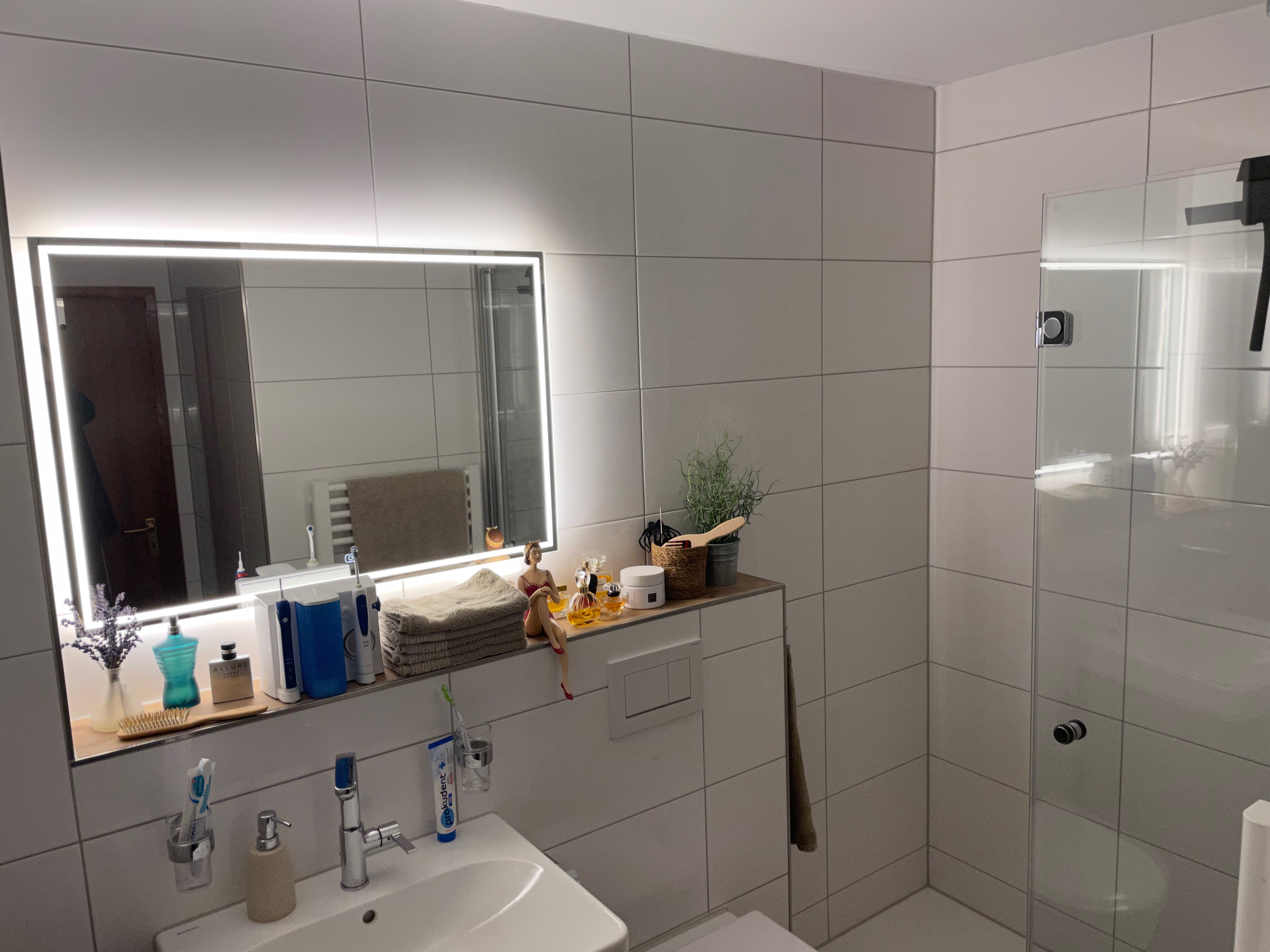 Renovierung eines kleinen Badezimmers in Rheinberg mit Holzfliesen – Nachher Bild 15