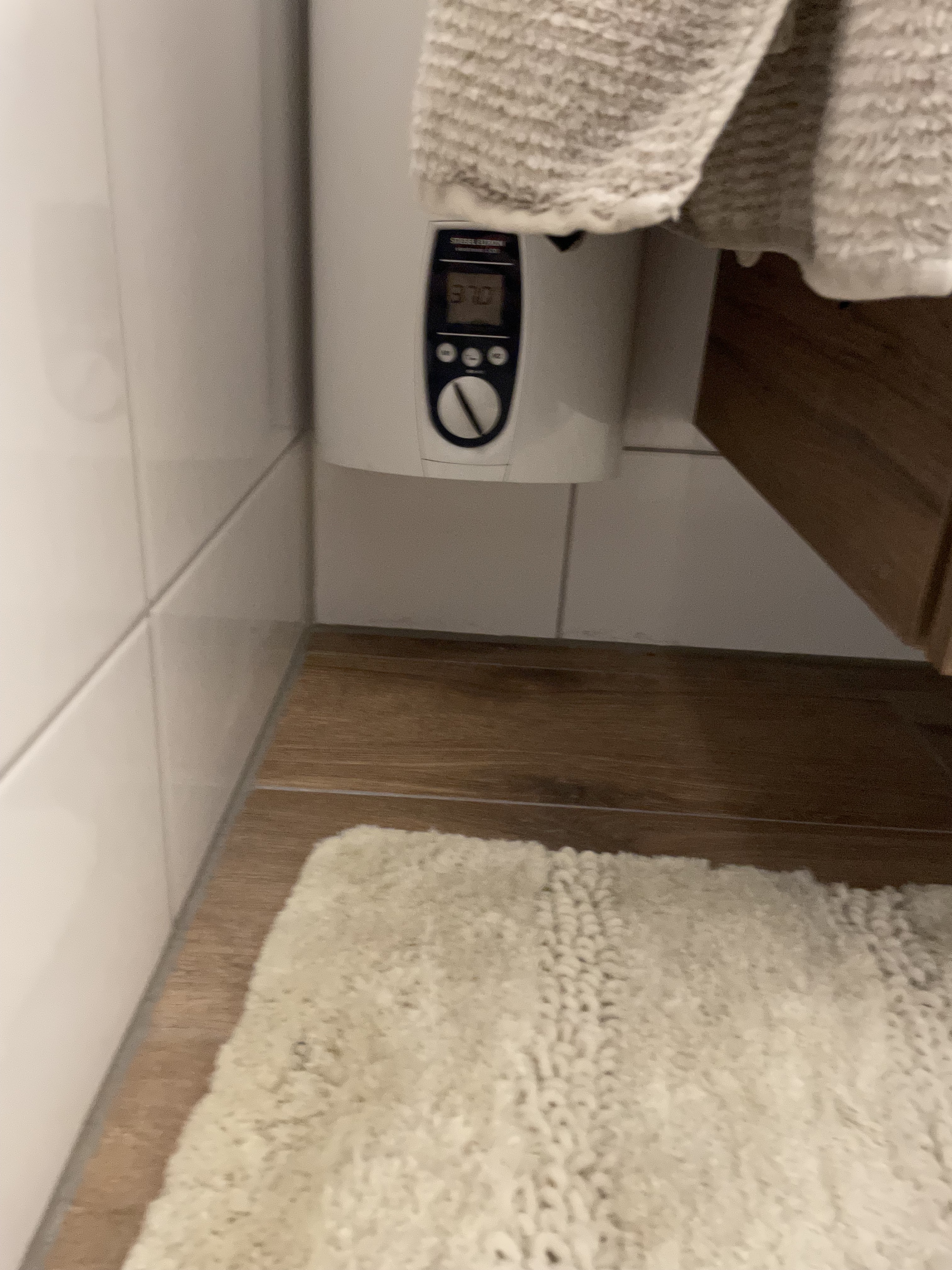 Renovierung eines kleinen Badezimmers in Rheinberg mit Holzfliesen – Nachher Bild 4