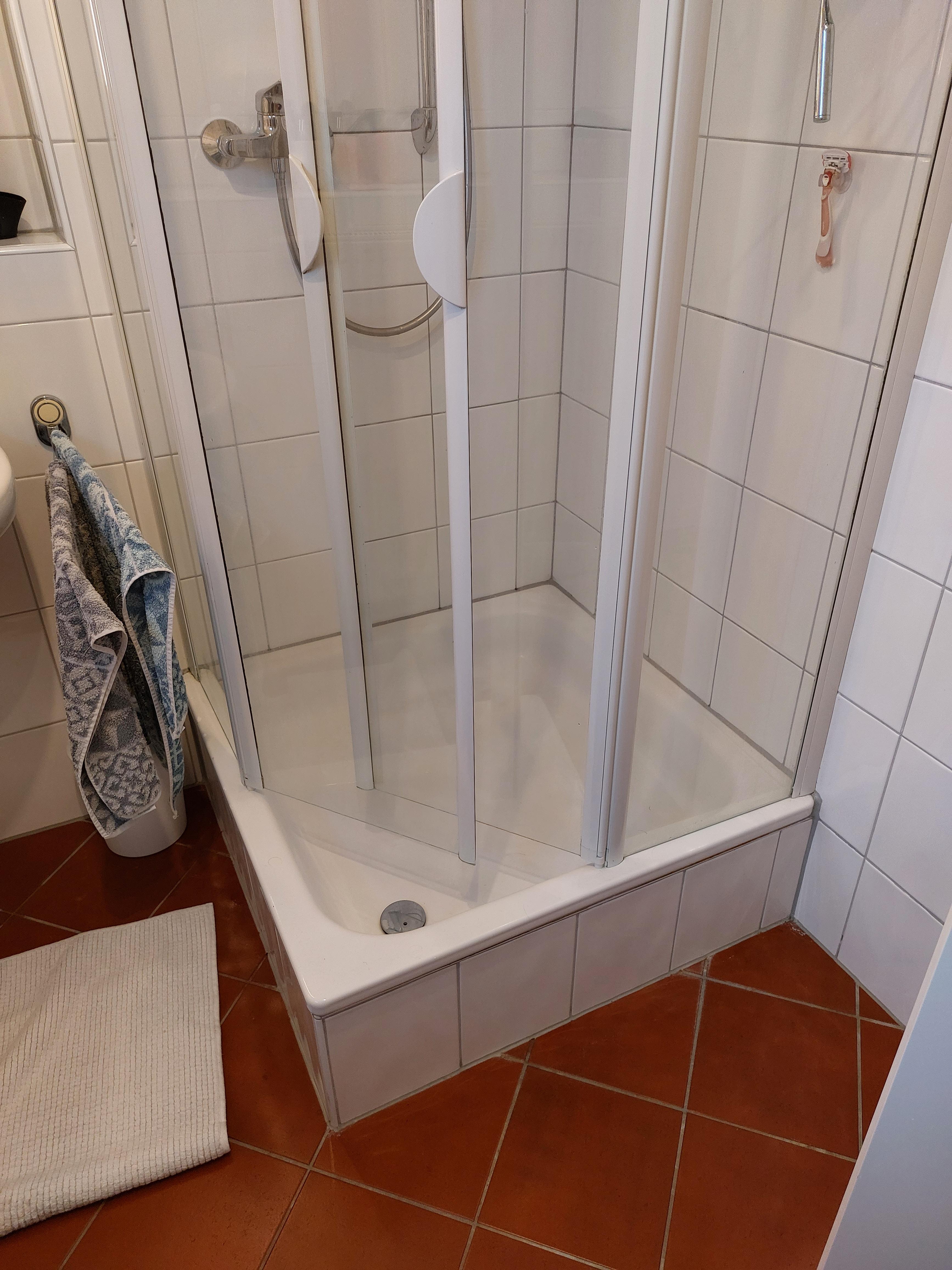 Hochwertiges Bad auf kleinem Raum mit elektrischer Fußbodenheizung – Vorher Bild 6