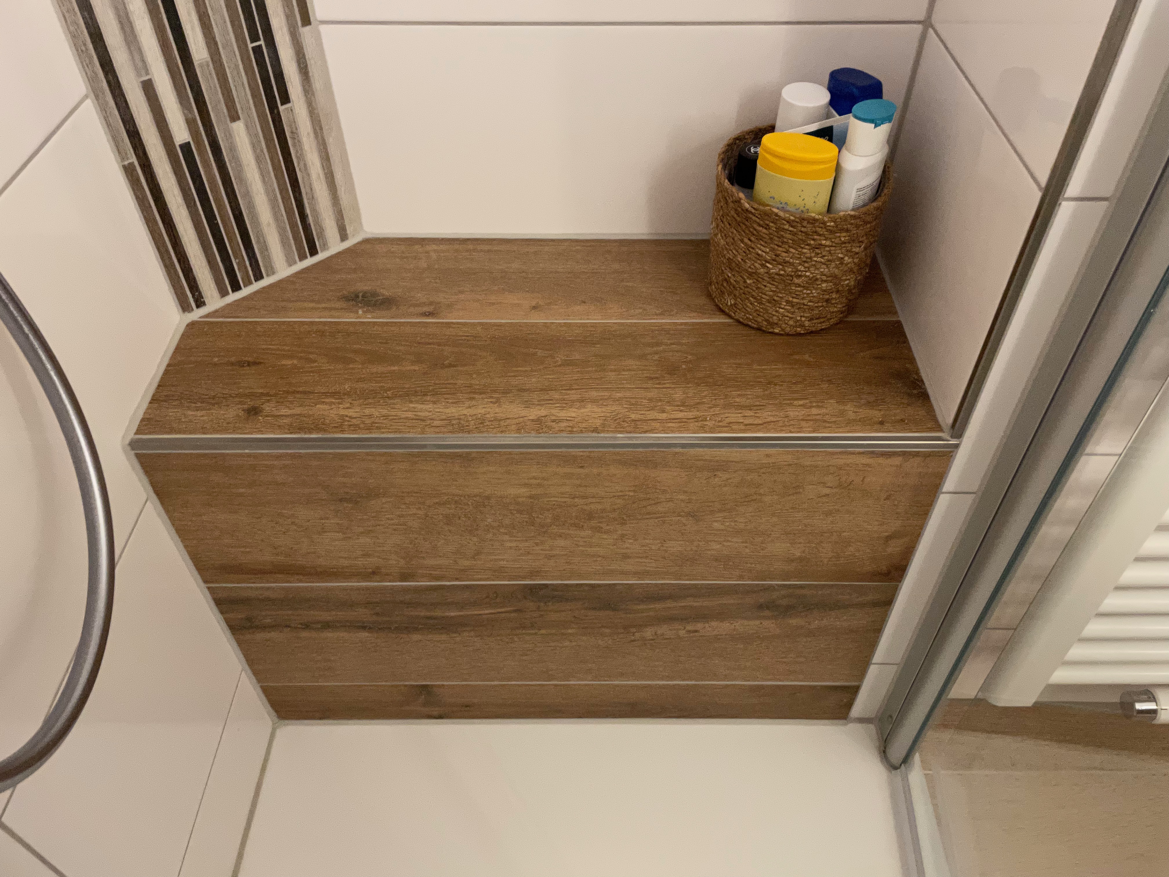 Renovierung eines kleinen Badezimmers in Rheinberg mit Holzfliesen – Nachher Bild 12