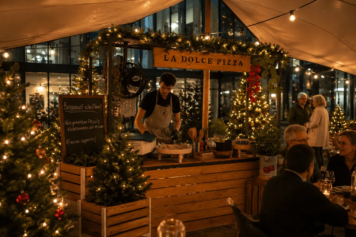 Ingerichte feesttent met bar en statafels tijdens bedrijfsevent