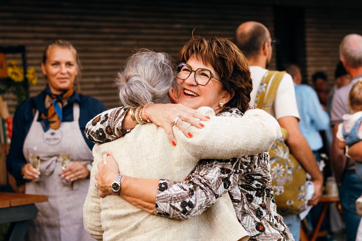 Gasten proosten tijdens een privéfeest