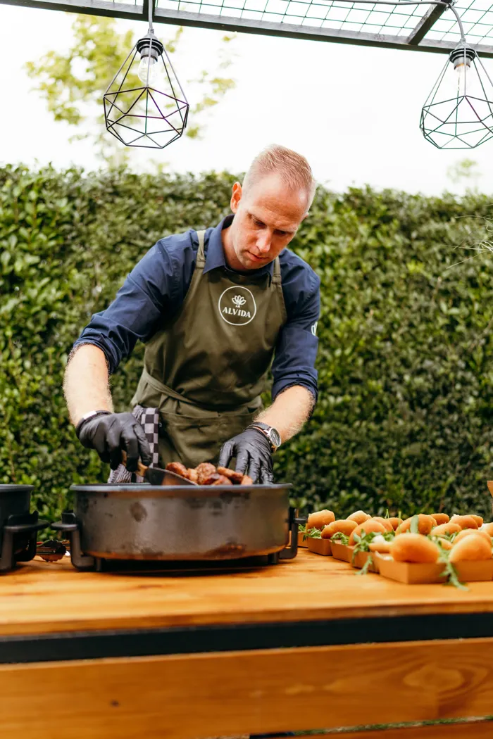 Kok van Alvida verzorgt live cooking op locatie