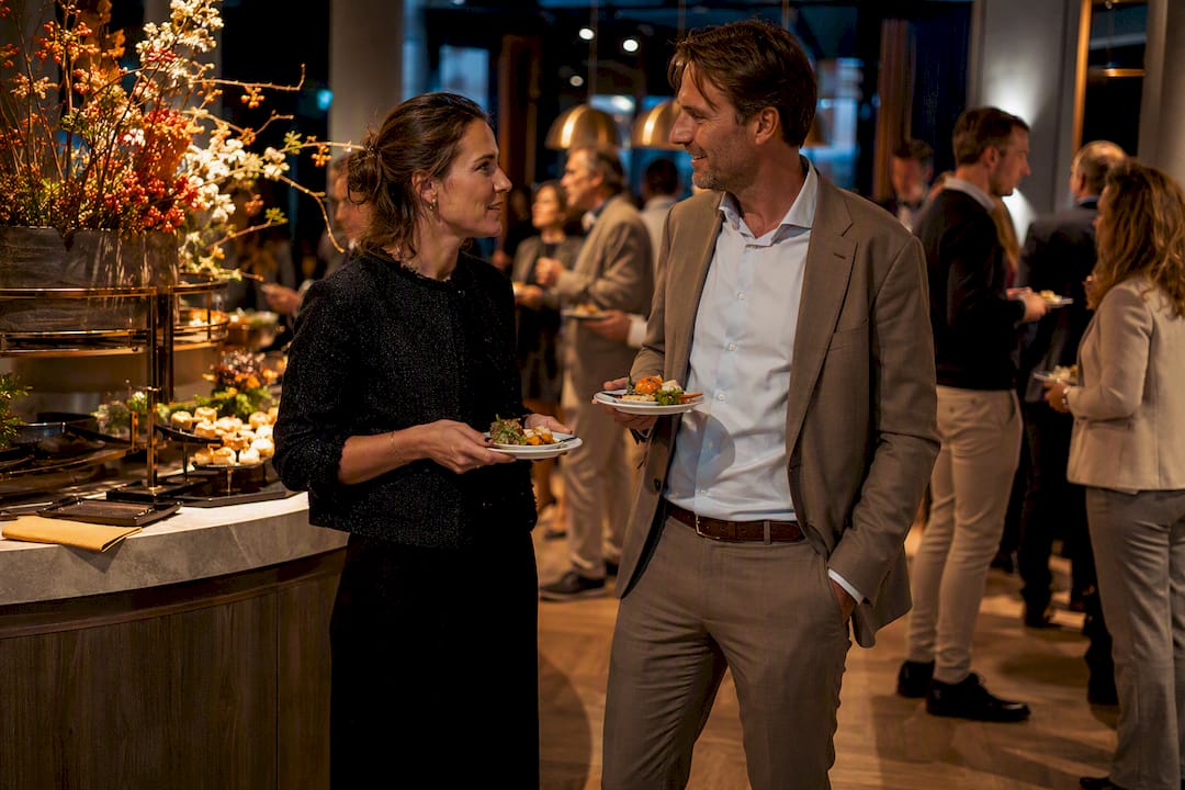 Gasten ontmoeten elkaar tijdens een walking dinner