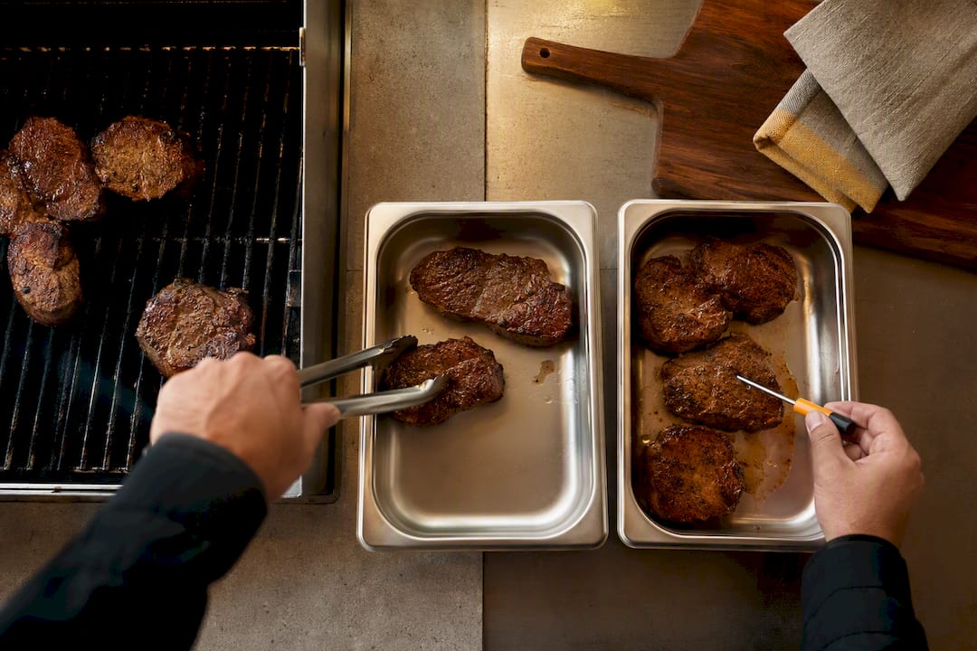 Kleine warme barbecueporties met kerntemperatuurmeter