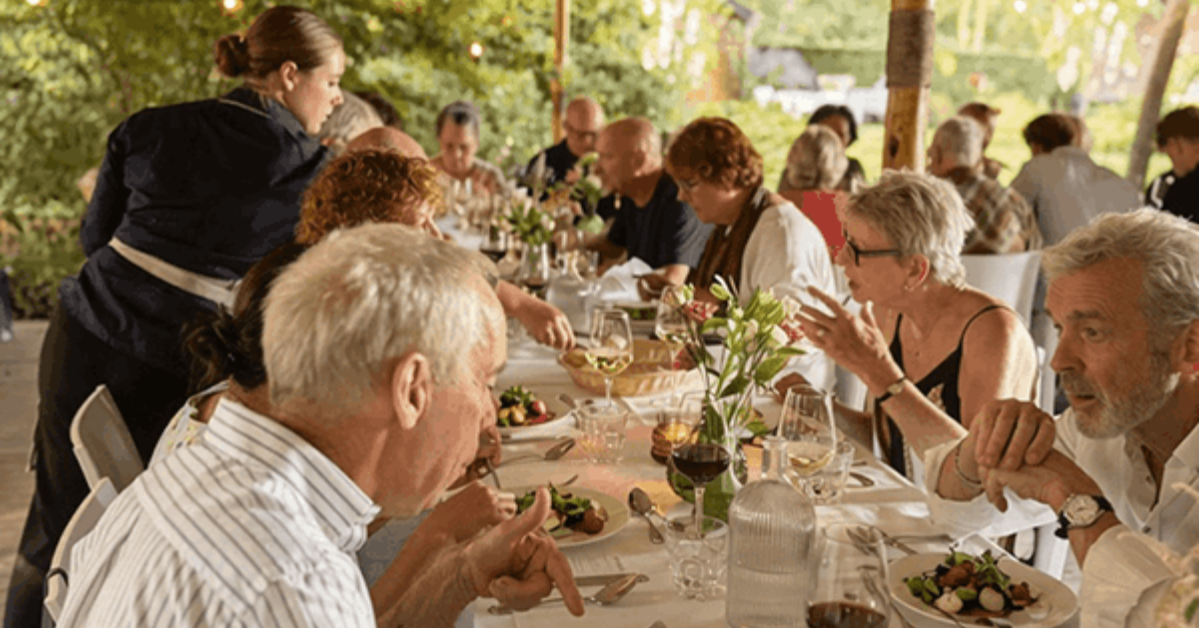 Gedekte tafel voor een zakelijk relatie-event