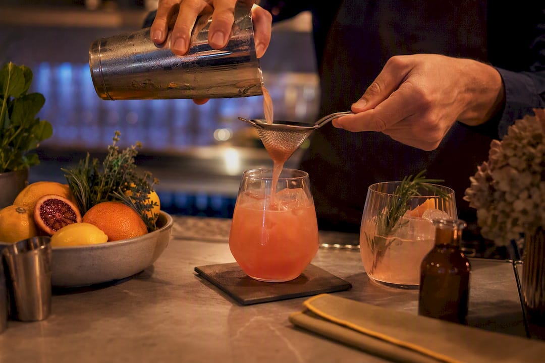 Barman schenkt een alcoholvrije seizoensmocktail in