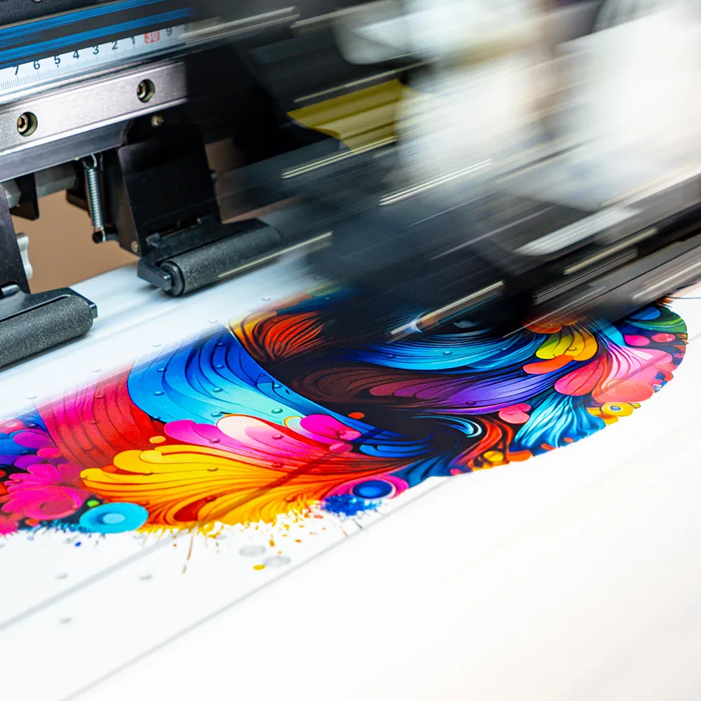 Nahaufnahme eines Druckkopfes einer DTF Druckmaschine in Bewegung mit farbenfrohem Druckmotiv