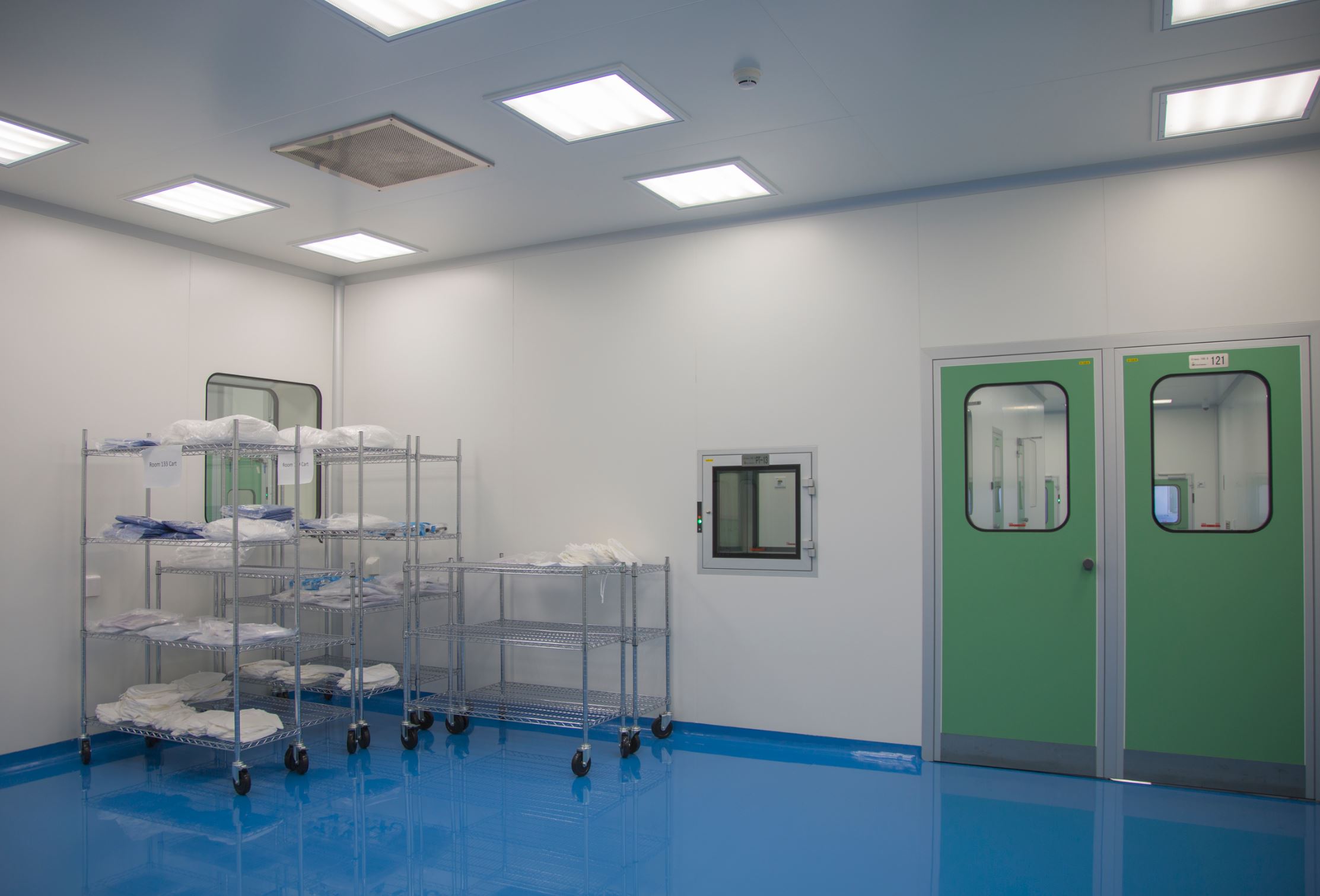 ISO 8 cleanroom for the manufacturing of PPE .  Turn key form Nicos group