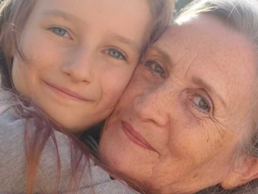 Ung og gammel dame som ser i kamera. Illustrasjonsfoto fra Plan-Norge.