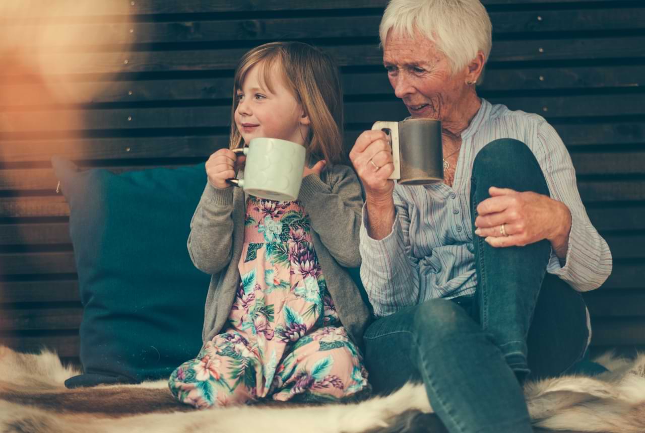 Illustrasjonsfoto: Bestemor og barnebarn som har kvalitetstid i solveggen