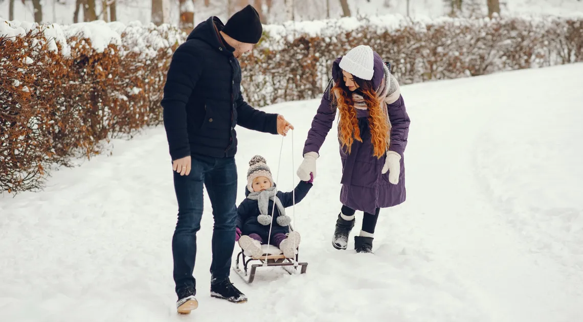 Illustrasjonsfoto: Et ektepar som er på tur i norsk natur på vinterstid.
