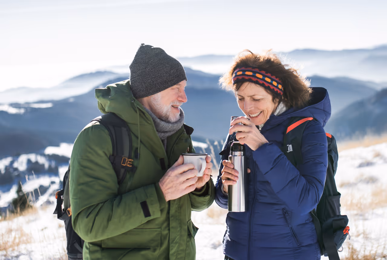 Illustrasjonsfoto: Et ektepar som er på tur i norsk natur på vinterstid.