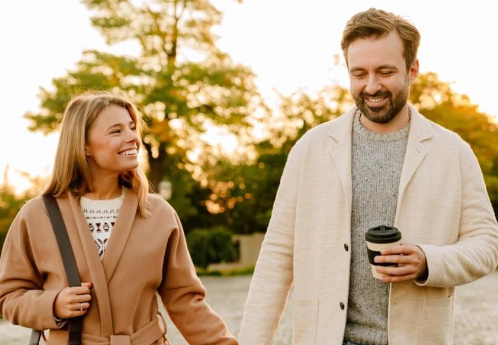 Et par som går tur ute i frisk natur