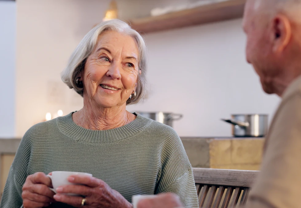 Et eldre ektepar som ser på hverandre og smiler