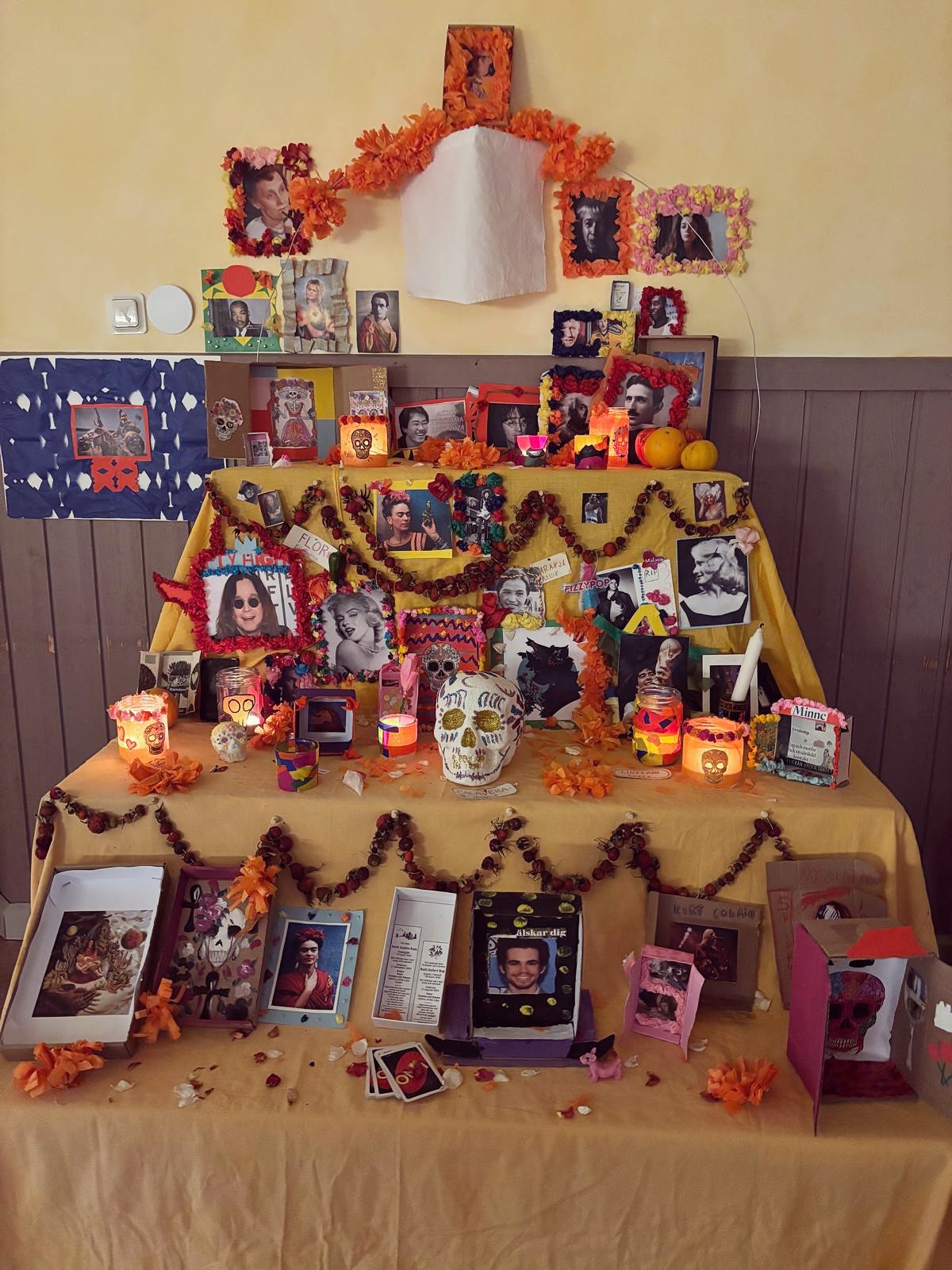 Fredagen innan höstlovet firade högstadiet på Waldorfskolan Halloween/Día de los Muertos.
🎃💀👻
Det var utklädnad och vernissage för en ”ofrenda” som klass 6-8 skapade i samarbete mellan bilden och spanskan.
🎃💀👻
Pris till bästa utklädnad gick till Isak och Arild i klass 7.
🎃💀👻
Ofrenda är ett altare och brukar byggas i hemmet under den mexikanska högtiden De dödas dag (Día de los Muertos) för att hedra avlidna släktingar. Altaret fylls med offergåvor och föremål som den döde tyckte om, som foton, favoritmat, och dekorationer som blommor och godis. Klass 6 hade gjort utsmyckade bilder på avlidna förebilder, klass 7 hade tillverkat ”nichos”, en typ av minneslådor som är vanliga i Latinamerika i syfte att hedra en person. Klass 8 hade gjort lyktor och vikt orangea blommor, ”cempasuchil”, som med sin starka doft och ljusa färg tros vägleda de dödas andar hem till de levandes värld. Det blev en trevlig tillställning som lyste upp i höstmörkret.
🎃💀👻