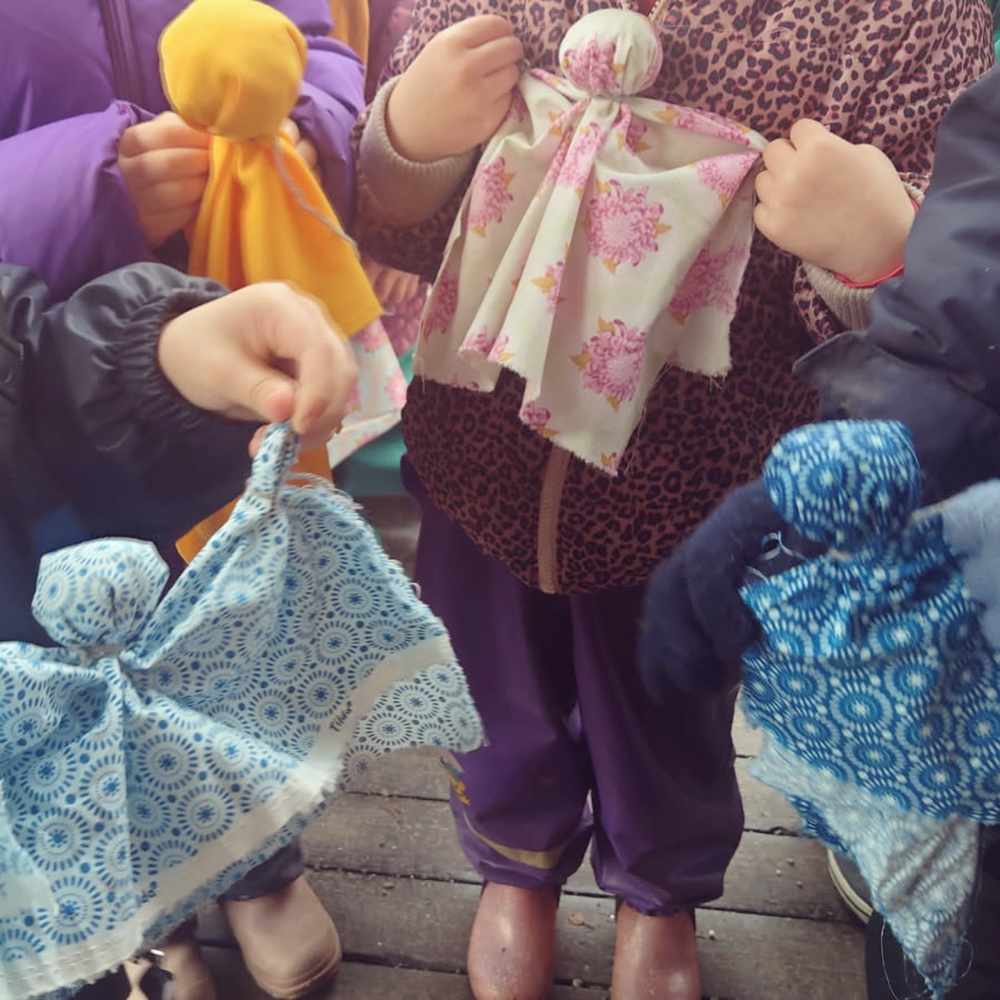 Under höstlovet hade vi några Förskoleklassare på fritids. De sydde dockor och gjorde garntoftsar bland annat.