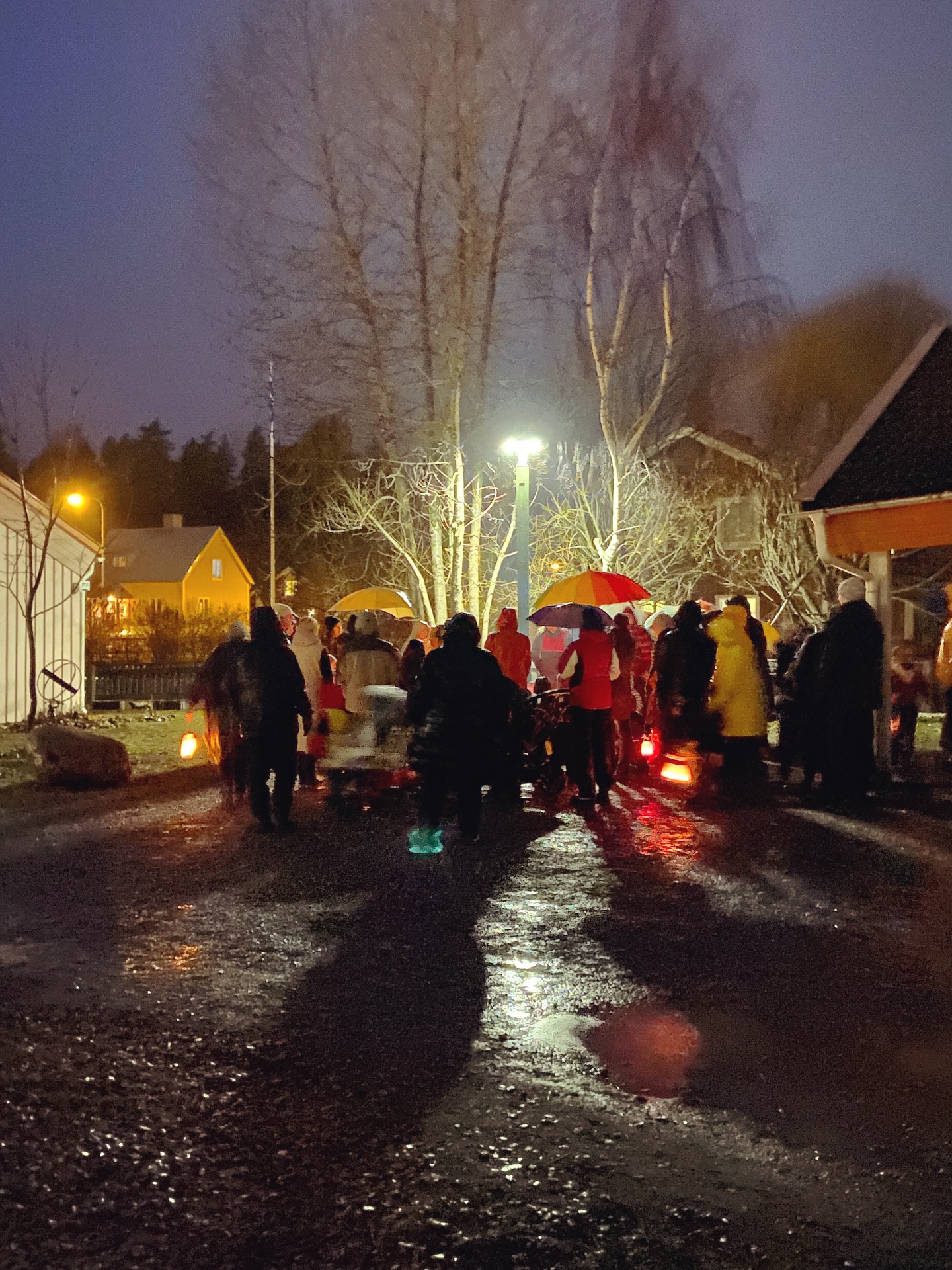 Förskolan trotsade kyla och regn och spred ljus med sina lyktor under förra veckans lyktfester. 🌞🌙🌟
#solgården #solrosen #waldorfförskola #waldorfumeå #förskola #lyktfest #sanktmartin #stmartin #waldorf