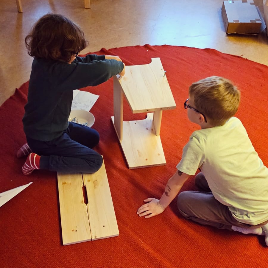 På fritid i årskurs ett, har barnen föregående vecka, särskilt fokuserat på att ta hand om varandra. 🫂 På eftermiddagen har de tillsammans sandat så att ingen halkar ❄️☃️ och tillsammans byggt möbler och lampor till klassrummet och till innefritids på Heddagården. 🪛🔨