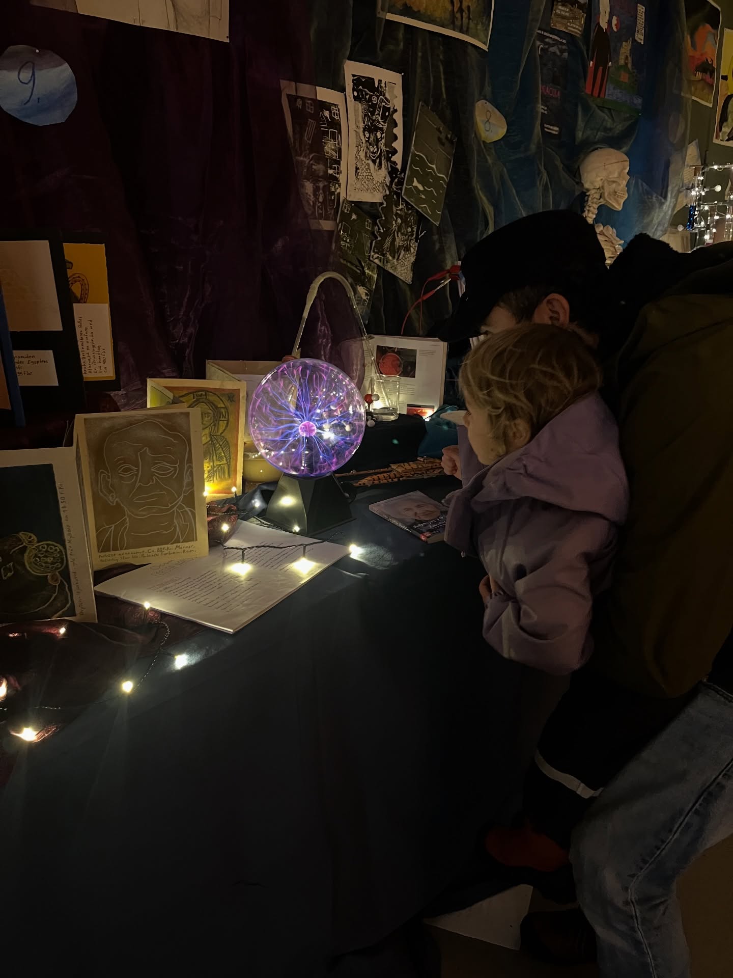 Julbasar förra helgen. Snön försvann lagom till julbasaren (och kom sen igen) men det blev julig stämning ändå.
✨
Tack till föräldraföreningen och alla föräldrar som fixat så fint!
✨
Lärarna ställde också iordning en pedagogisk utställning med elevarbeten 📚och exempel från varje årskurs. Ni ser den utställningen på dessa bilder och i filmklippet.