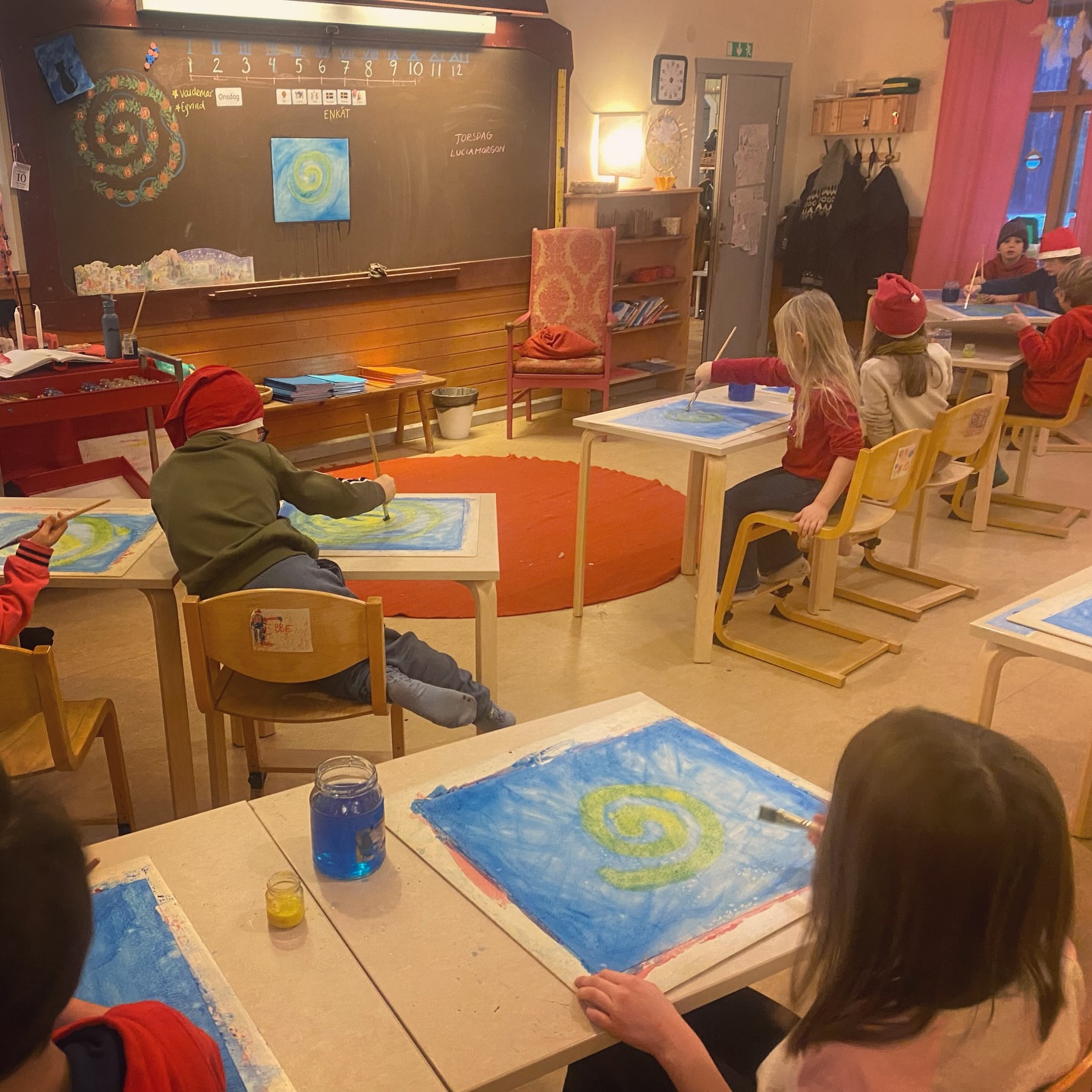 Klass 1 som jobbat med olika typer av måleri, julpyssel och stickning tillsammans med klass 5.