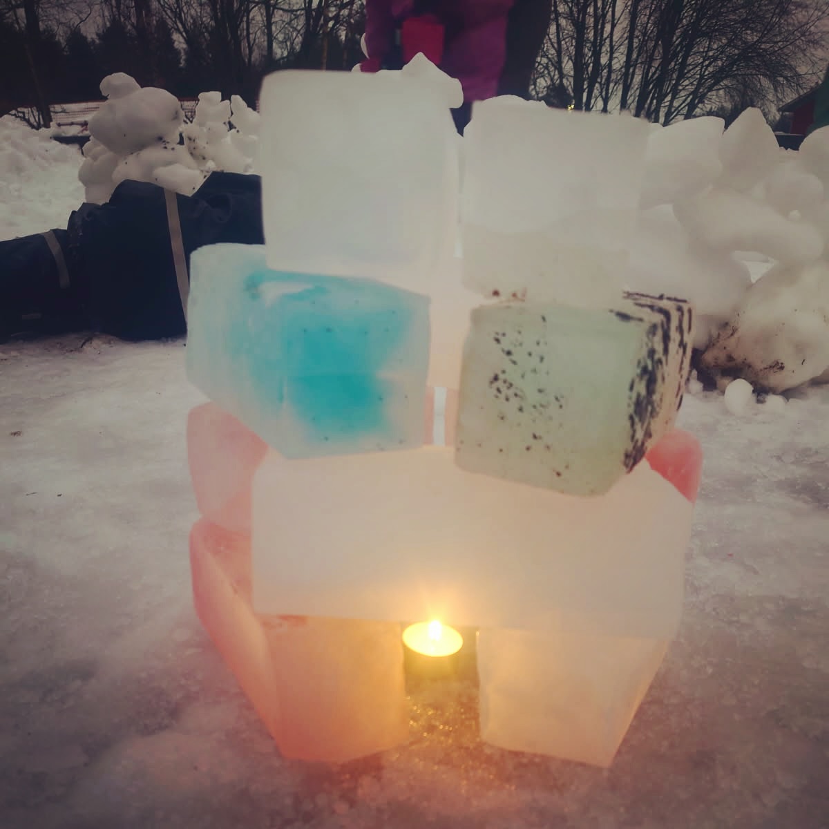 Snön kommer och går här i Umeå nu. Härliga snöiga dagar blandat om vartannat med ishalka och regn. Förskoleklassen lyckades iallafall skapa några islyktor av block de frusit med vatten och färg. 
🧊❄️🌧️🕯️