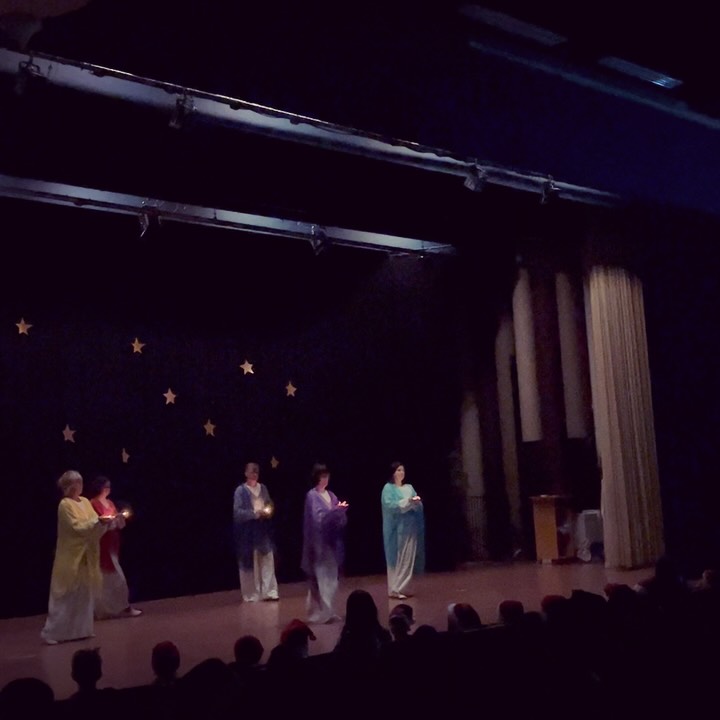 Nu har skolan fått jullov! Julavslutning igår kväll för hela skolan. Några lärare inledde med eurytmi där de gestaltade en stjärna. 
⭐️ 
Alla klasser 1-9 uppträdde och det hela avslutades med allsång! 
🎶
Vi önskar er en fin jul och ett gott nytt år! ✨

Terminen startar igen den 8 januari kl. 8.20 enligt scheman.