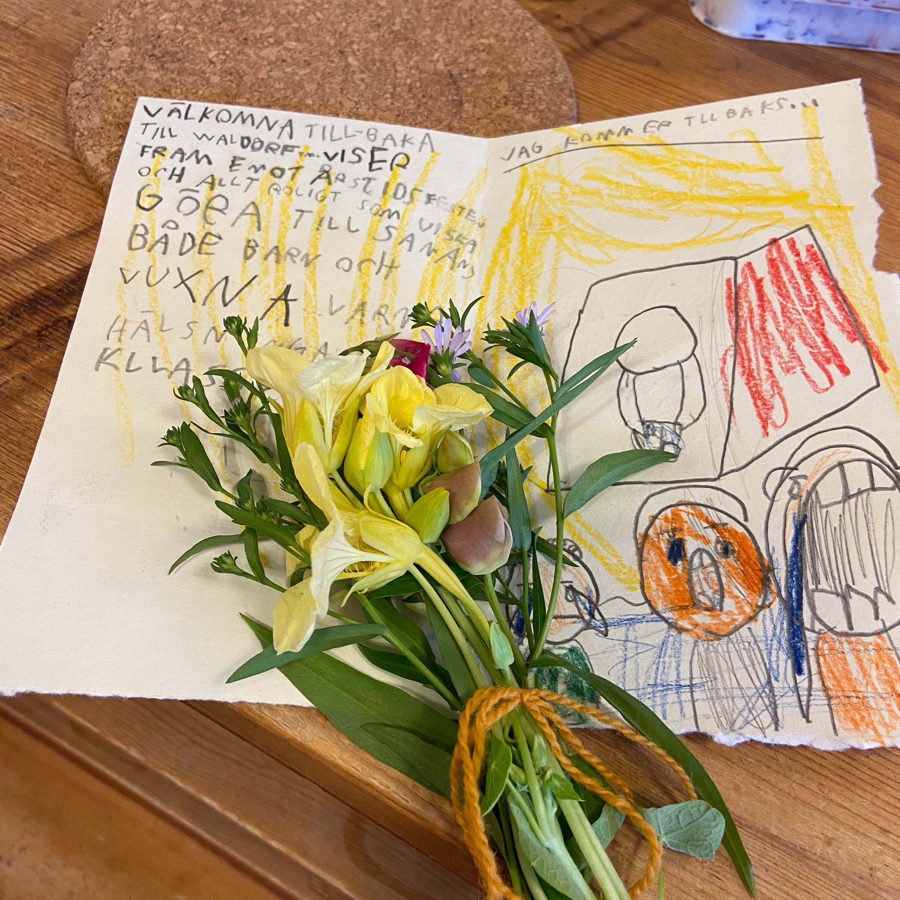Nu har skolan varit igång i en månad. Förskolan har haft inskolningar, skolan startade med upprop och sång av lärarna. Klass 3 har plockat blommor till alla grupper på förskolan, från sin skolträdgård. Förskolan har svarvat äpplen. På fritids har barnen, lekt och byggt kojor med mera. Allt är igång, vardag och också lite mer speciella aktiviteter. Klass 9 har varit på seglingsresa, klass 3 har växtfärgat garn och klass 6 är nu på fjällvandring.