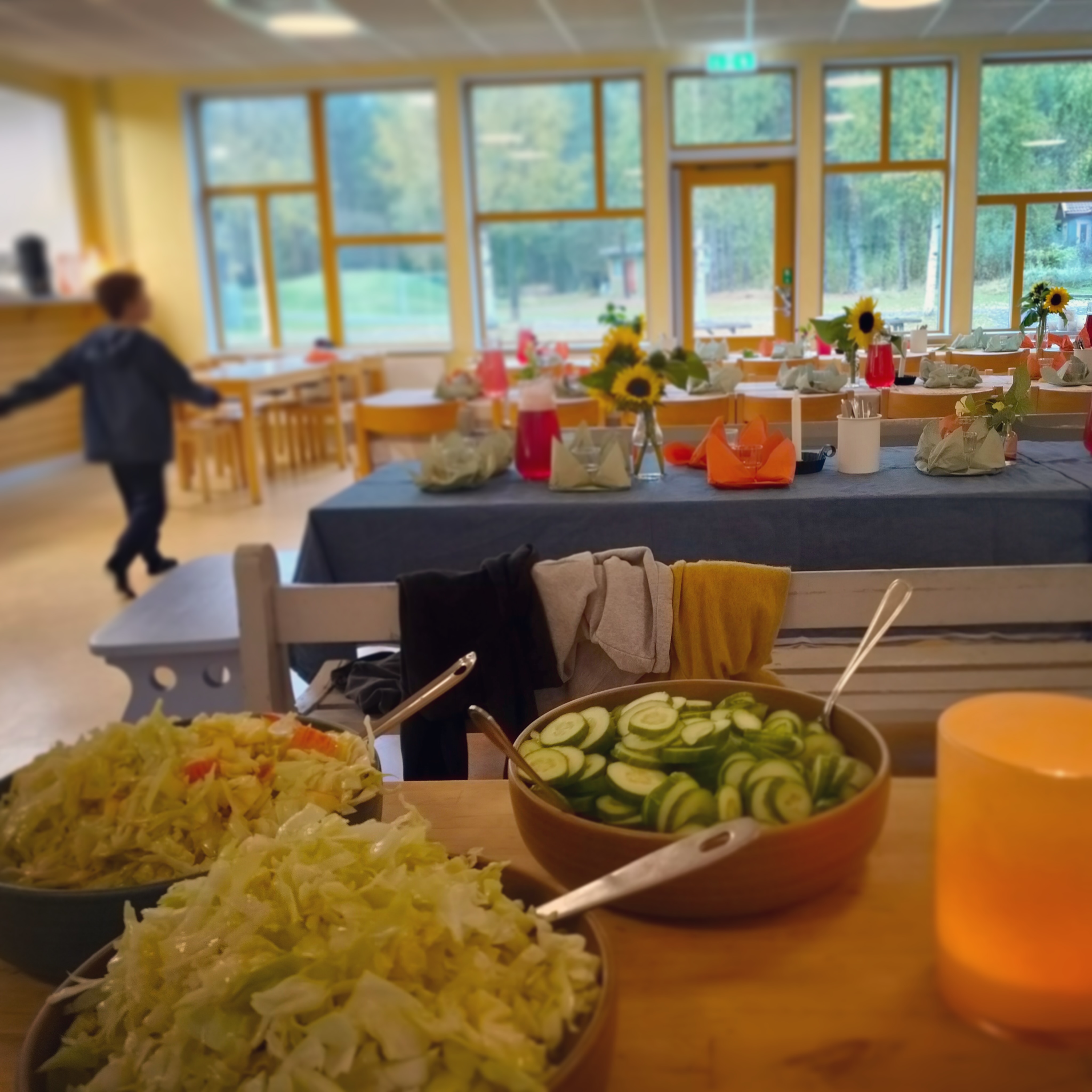 Klass 3, har haft skördefest i Waldorfrestaurangen. De har skördat det som de odlat i sin skolträdgård. Sedan planerat fest, lagat en riktig festmåltid, dukat och gjort fint. Så fick de fira allt med sina familjer och några pedagoger. Det sägs att det var gott, trevligt och bra jobbat av både elever och föräldrar som hjälpte till!
🌱🍎🥕🥒🫐🍲🥖🌻
#bondensår #klass3 #umeåwaldorfskola #waldorfumeå #waldorfrestaurangen