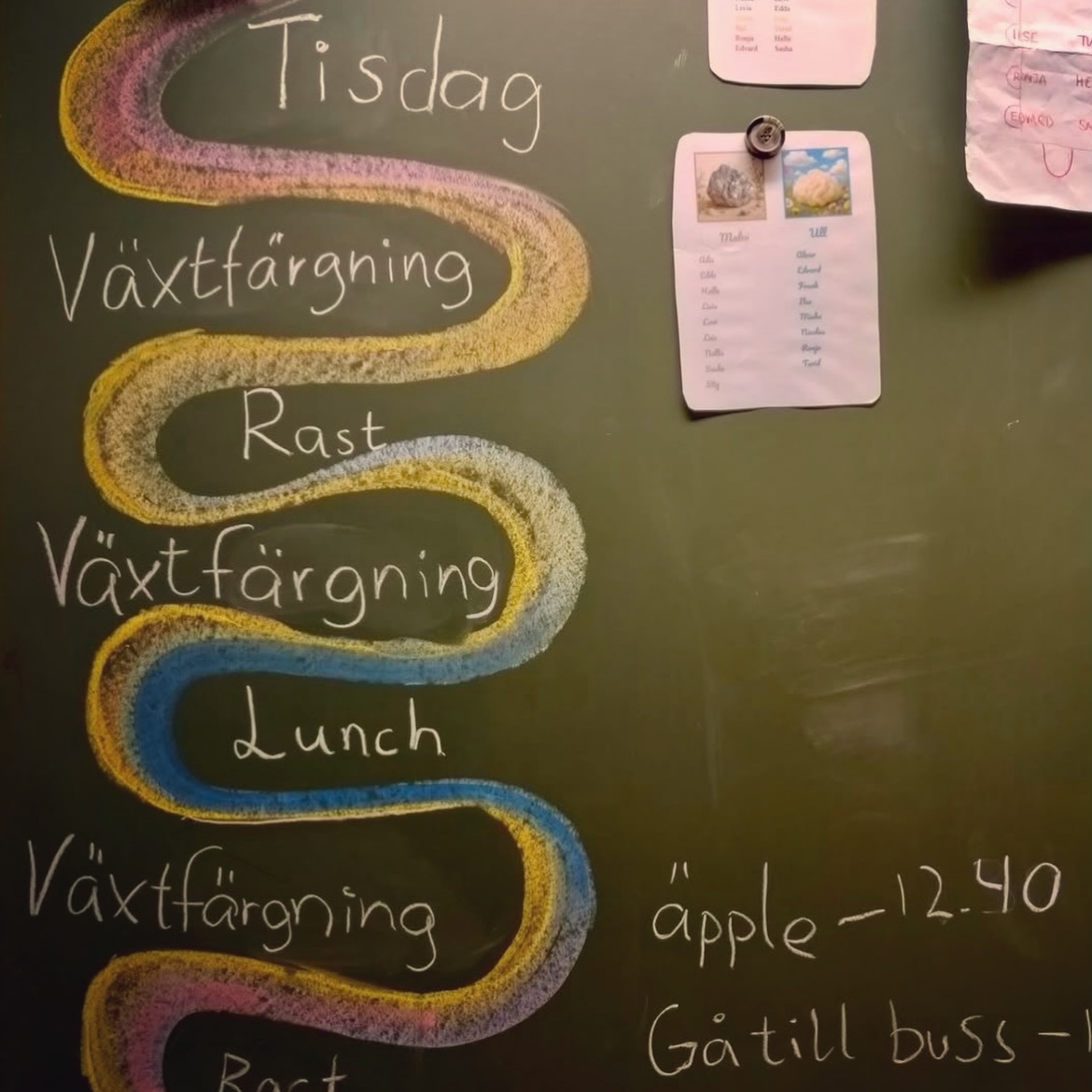 Förra veckan växtfärgade klass 3 på Umeå Waldorfskola garn. 🧶 En del av temat för klass 3 ”Bondens år”.
🧶
Växtfärgningsgrytorna och elevernas engagemang och kreativitet, höll hög temperatur och ånga, under veckan.
🧶
Nu när de färgat garnet, ska de sedan sticka och designa en egen mössa att värma öronen till vintern.
🧶
Slow-fashion där eleverna får förstå processen från får 🐑 till ull, till att karda och spinna garnet, till att färga och sedan sticka av garnet. 🧶 För att hålla sig varm av plagget.
🧶
#bondensår #växtfärgning #klass3 #slowfashion #umeåwaldorfskola