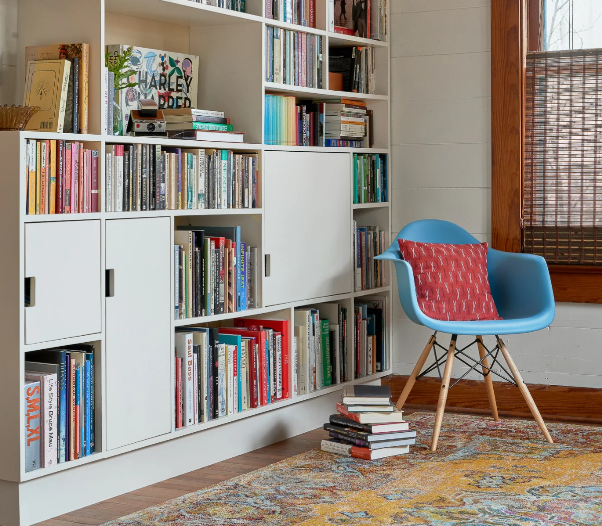 A corner of Wende Bungalow features   a modern built-in bookshelf stocked with plenty of books.