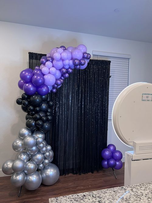 Photo booth balloon decor