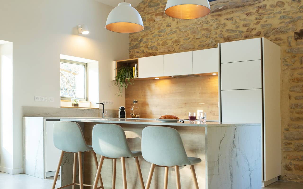 Projet de l'Atelier de Léa : cuisine contemporaine minimaliste blanche sur-mesure avec plans de travail en marbre.